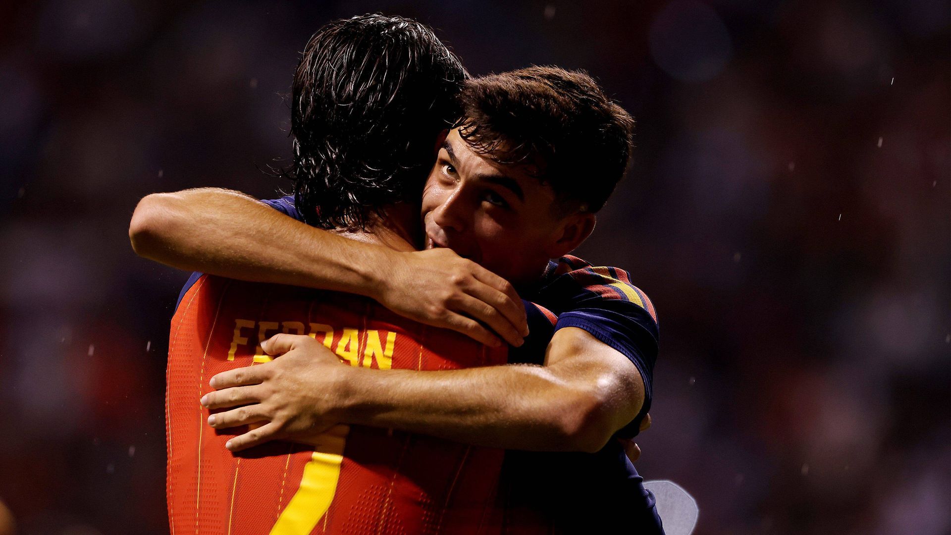 Ferran Torres y Pedri celebran un gol con España