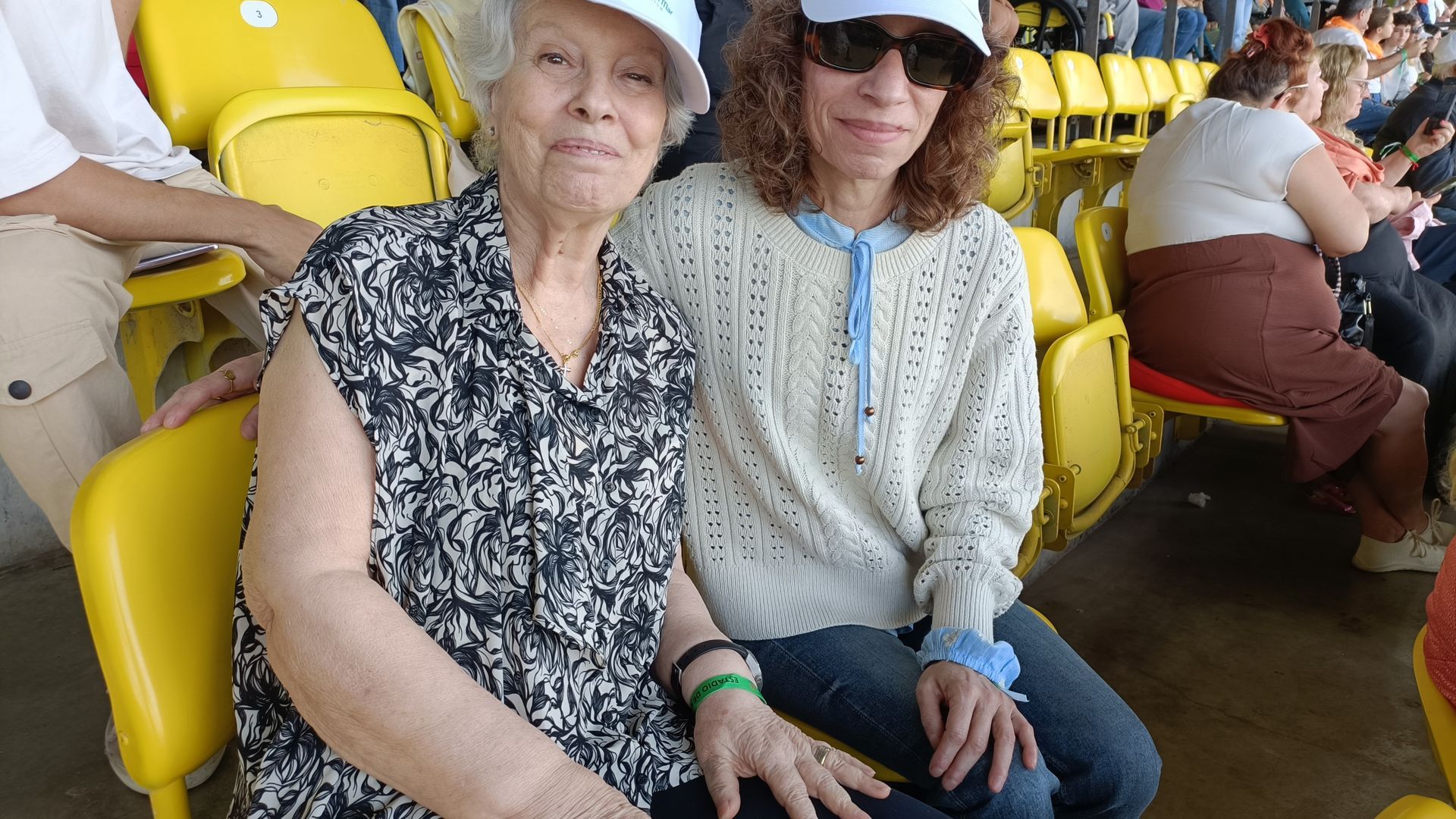 Gema y Ana, madre e hija, en la misa del Papa en el Estadio de Gran Canaria