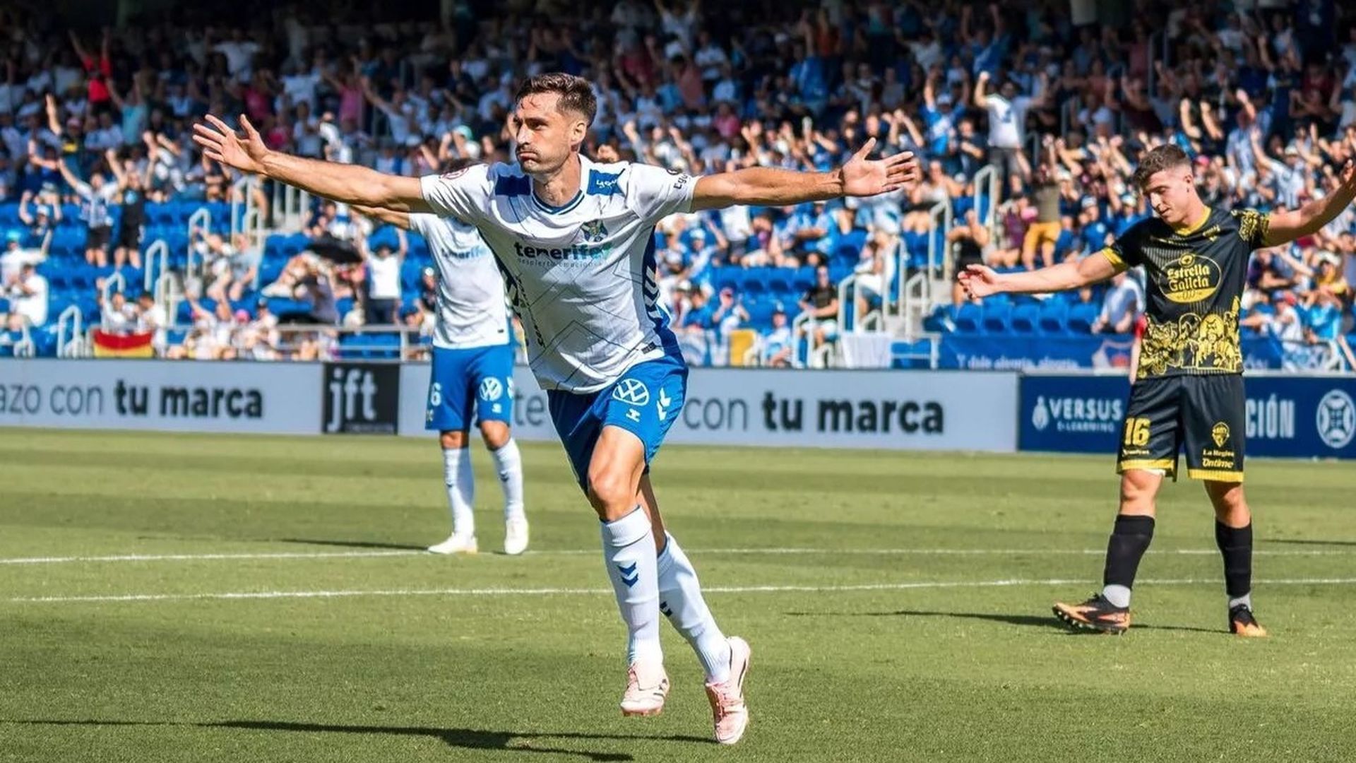 Jesús de Miguel celebra un gol con el CD Tenerife Jesús de Miguel celebra un gol con el CD Tenerife