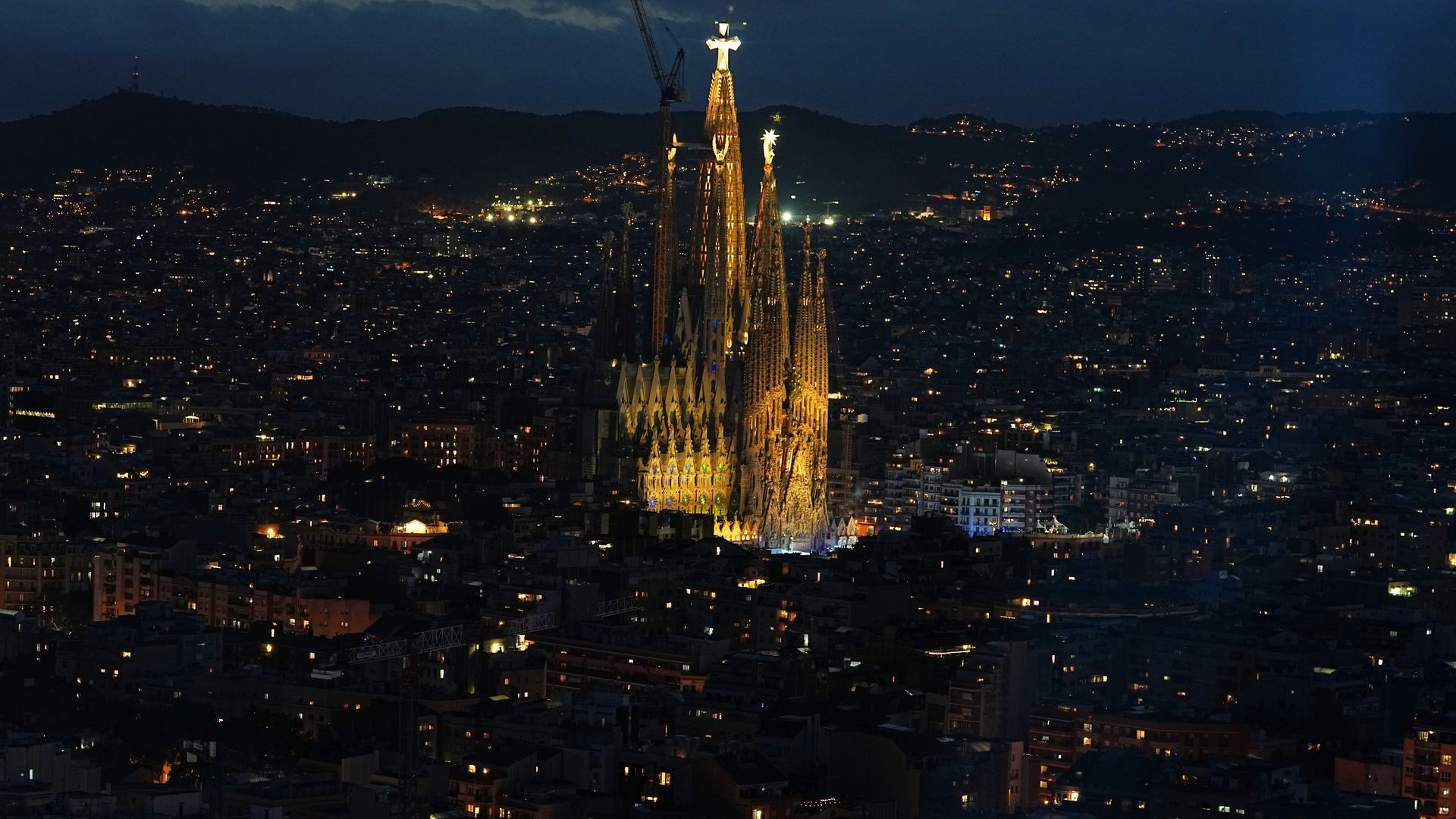 La Sagrada Familia, iluminada durante la celebración de la misa del papa León XIV en homenaje a Antonio Gaudí