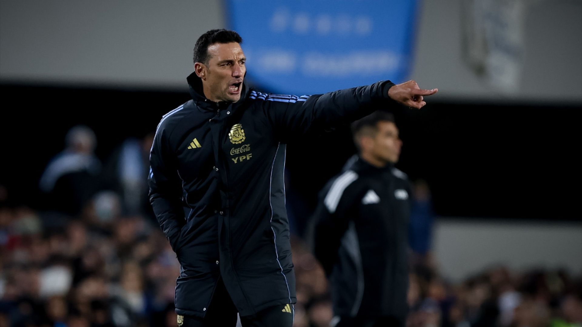 Lionel Scaloni, dirigiendo un amistoso con Argentina