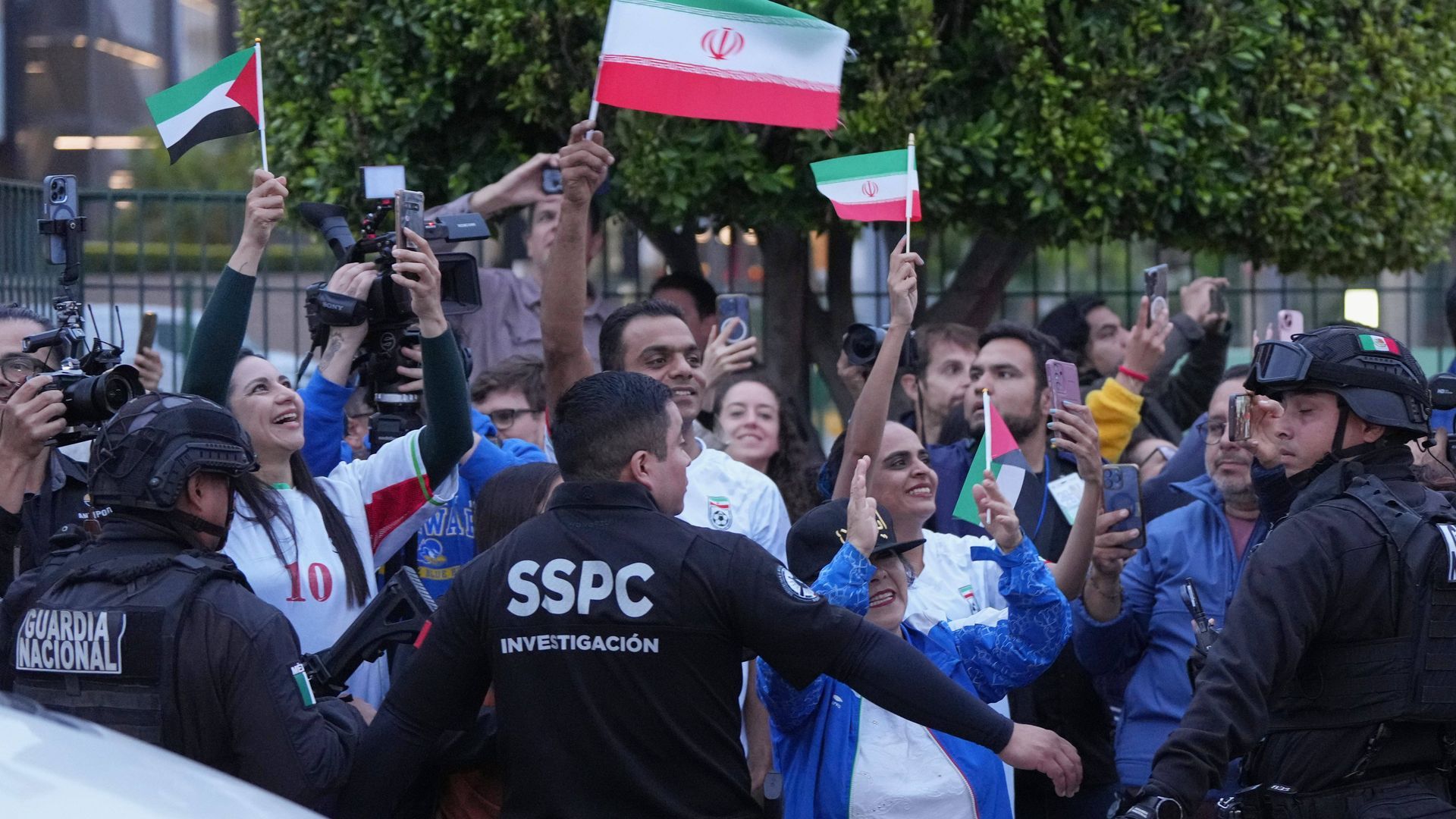 Los aficionados de la selección iraní saludan a los jugadores a su llegada al Mundial en Tijuana Los aficionados de la selección iraní saludan a los jugadores a su llegada al Mundial en Tijuana
