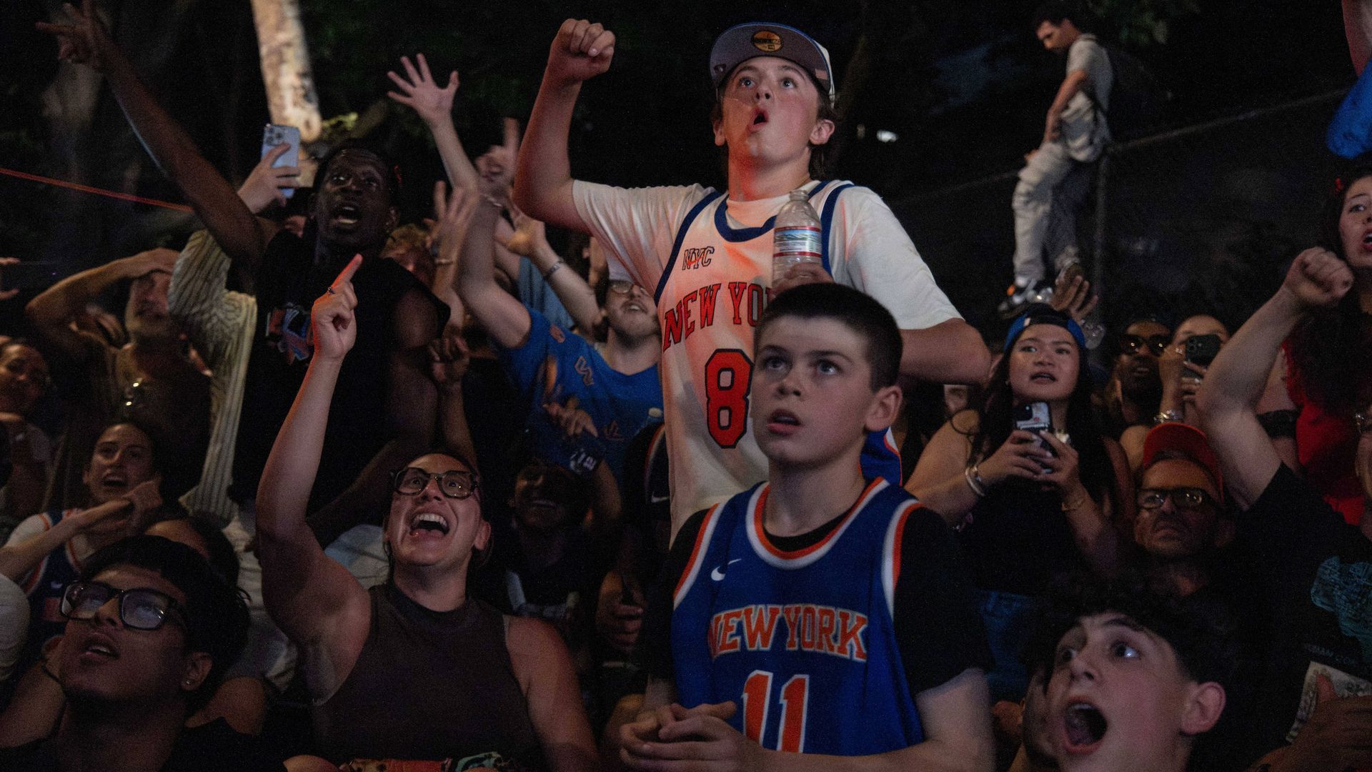 Los aficionados de los Knicks viendo el partido 4 de las Finales de la NBA