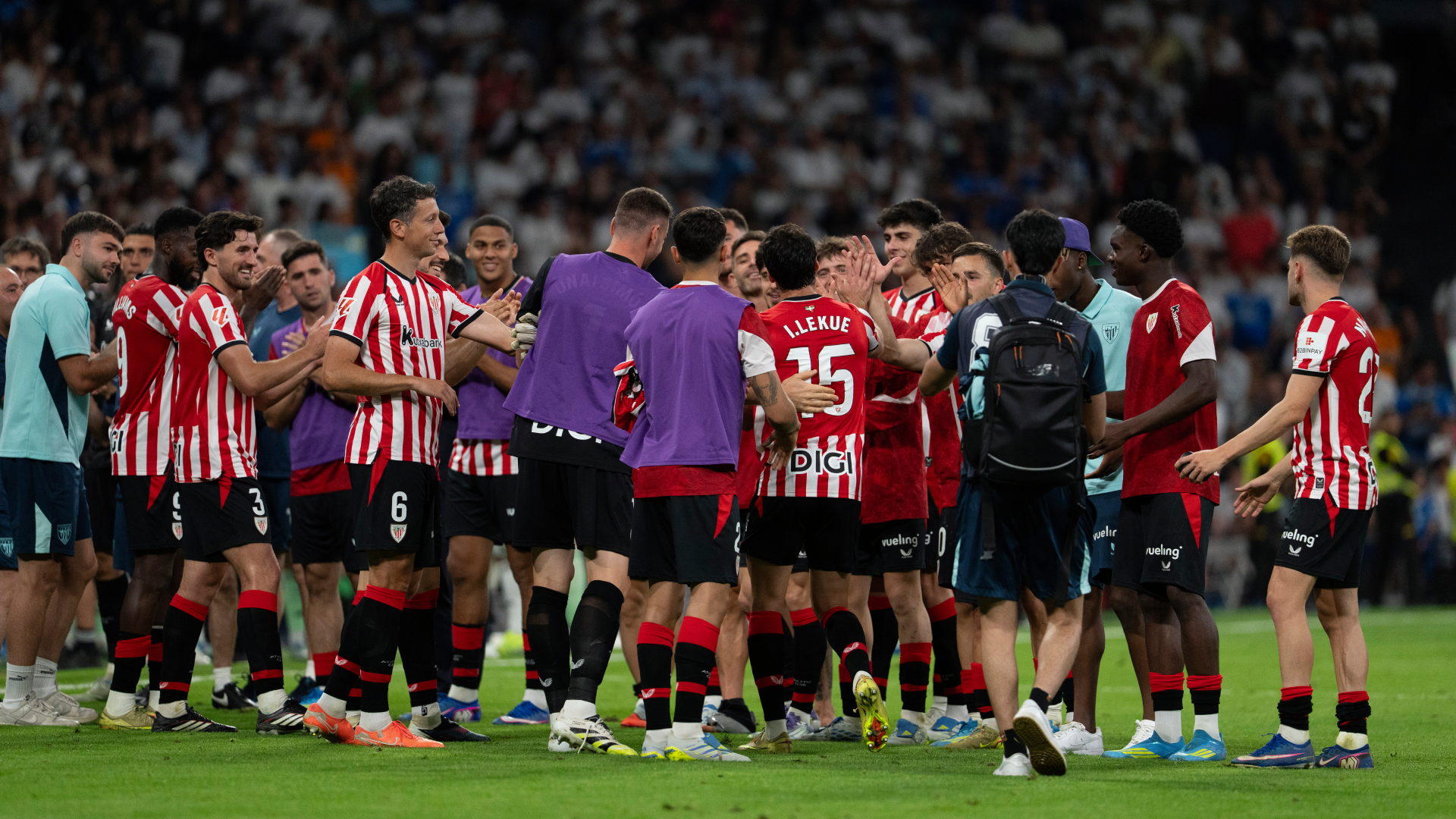 Los jugadores del Athletic despiden a Lekue Los jugadores del Athletic despiden a Lekue