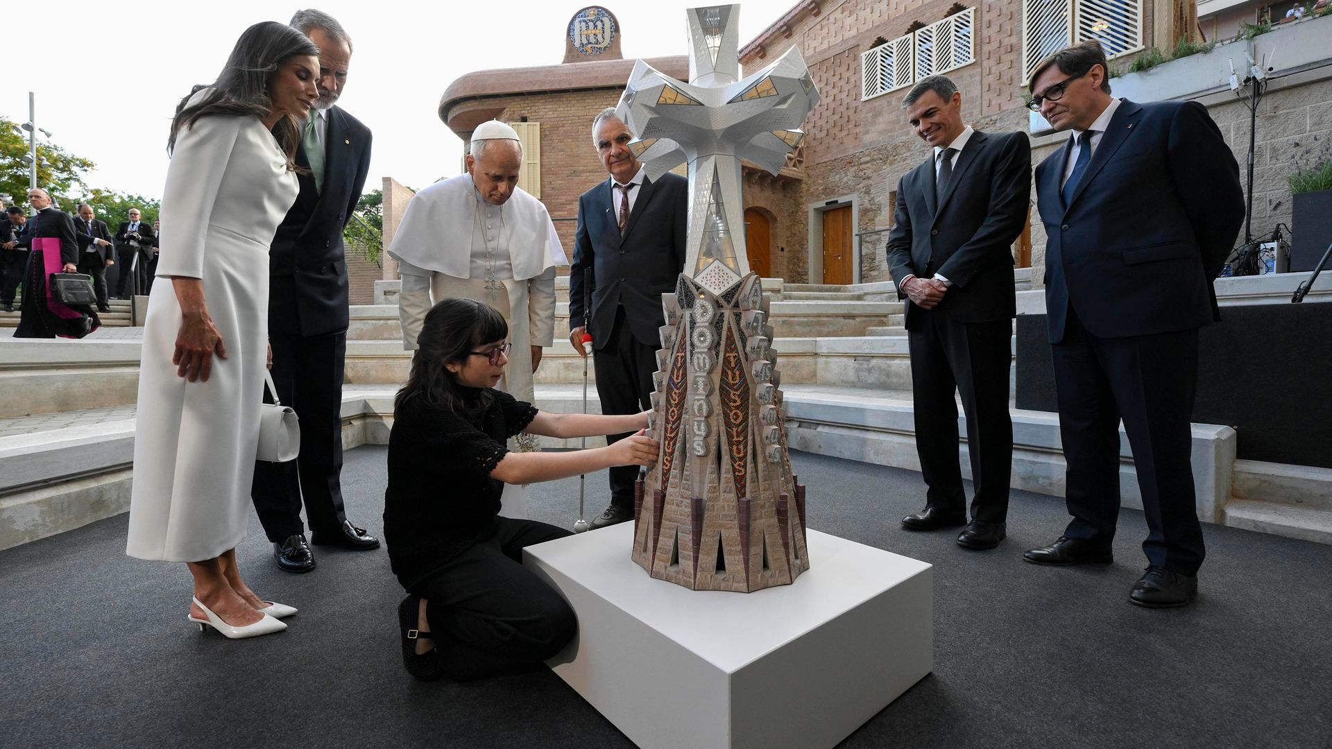 Los reyes Felipe VI y Letizia y el papa León XIV han seguido con atención la explicación de Valentina sobre la Sagrada Familia