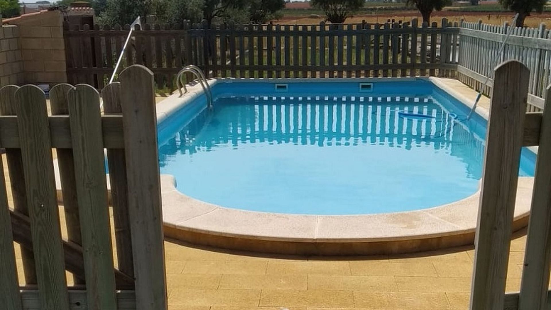 Muere ahogado un hombre de 81 años tras caer a la piscina de su casa en Batres, Madrid Muere ahogado un hombre de 81 años tras caer a la piscina de su casa en Batres, Madrid