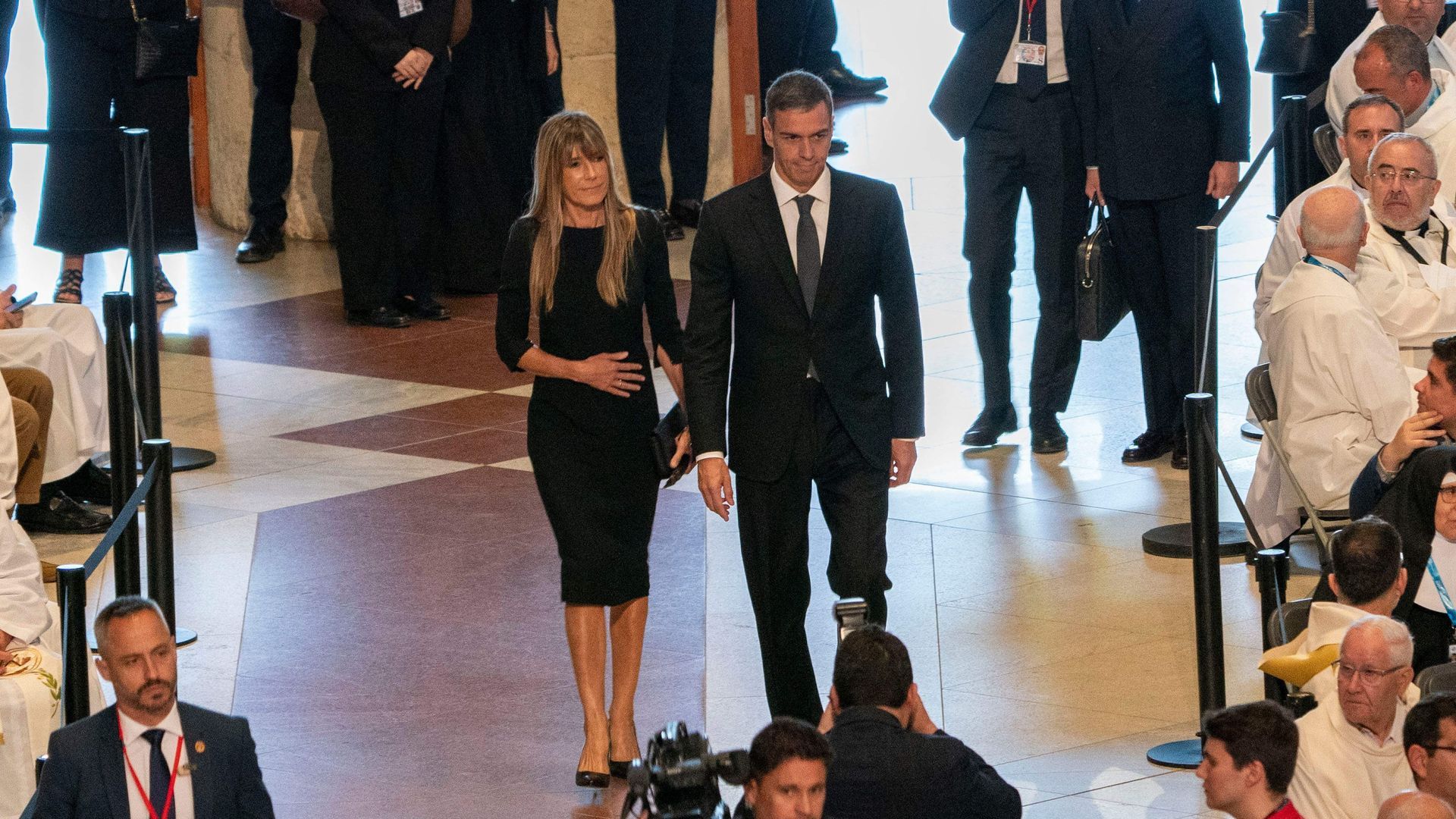 Pedro Sánchez y su mujer, Begoña Gomez, acceden al interior de la Sagrada Familia