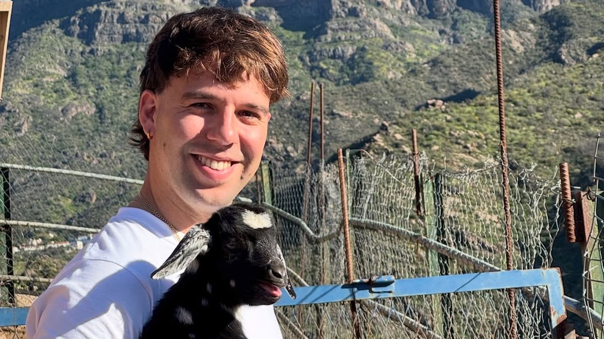 Quevedo posa con un baifo canario Quevedo posa con un baifo canario