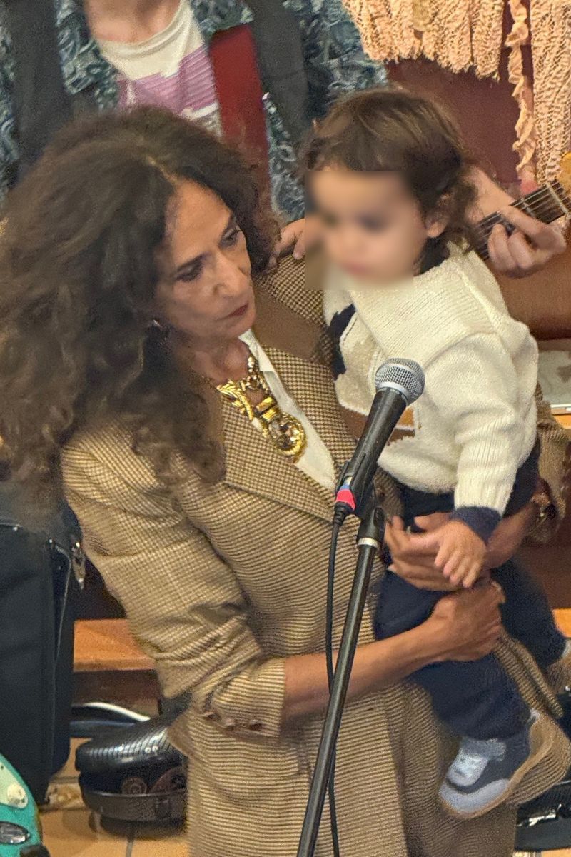 Rosario Flores, con el pequeño Ismael, el hijo de Lucía Fernanda Carmona, en la fiesta por el aniversario de su tienda con Mariola Orellana