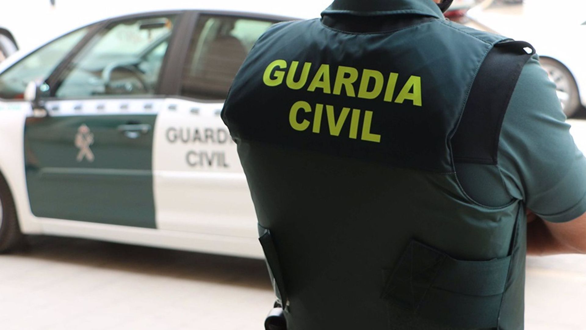 Un agente de la Guardia Civil, de espaldas, junto a un vehículo oficial.
GUARDIA CIVIL
(Foto de ARCHIVO)
01/1/1970 Un agente de la Guardia Civil, de espaldas, junto a un vehículo oficial.
GUARDIA CIVIL
(Foto de ARCHIVO)
01/1/1970