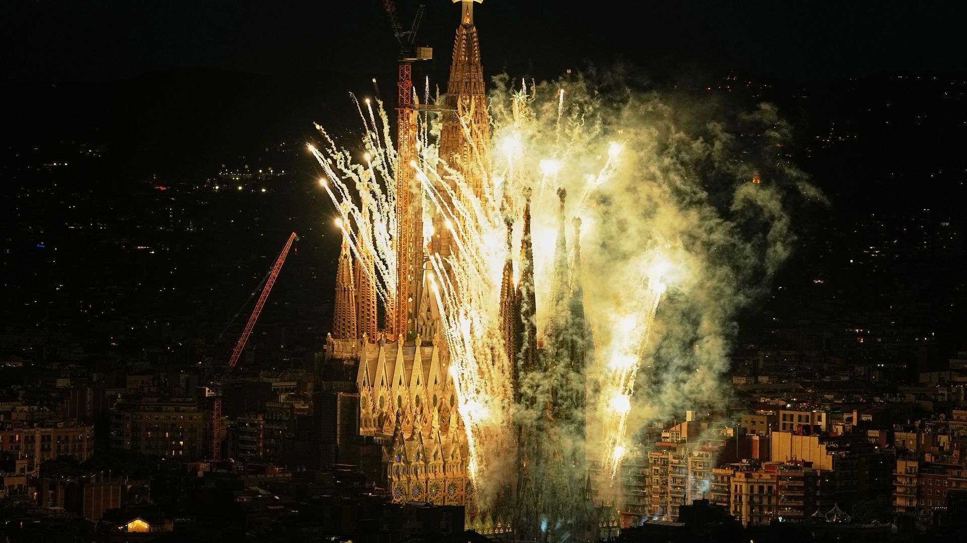 Una imagen del espectáculo pirotécnico y lumínico en la Sagrada Familia, por el centenario de Antonio Gaudí