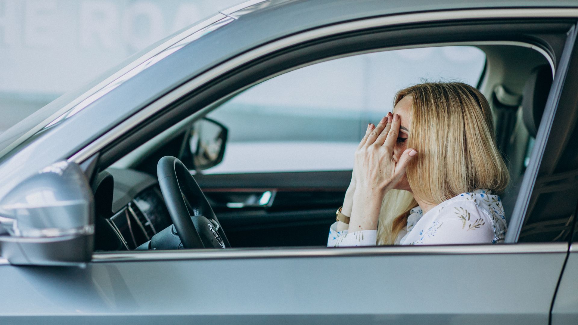 Una mujer con alergia en el coche Una mujer con alergia en el coche