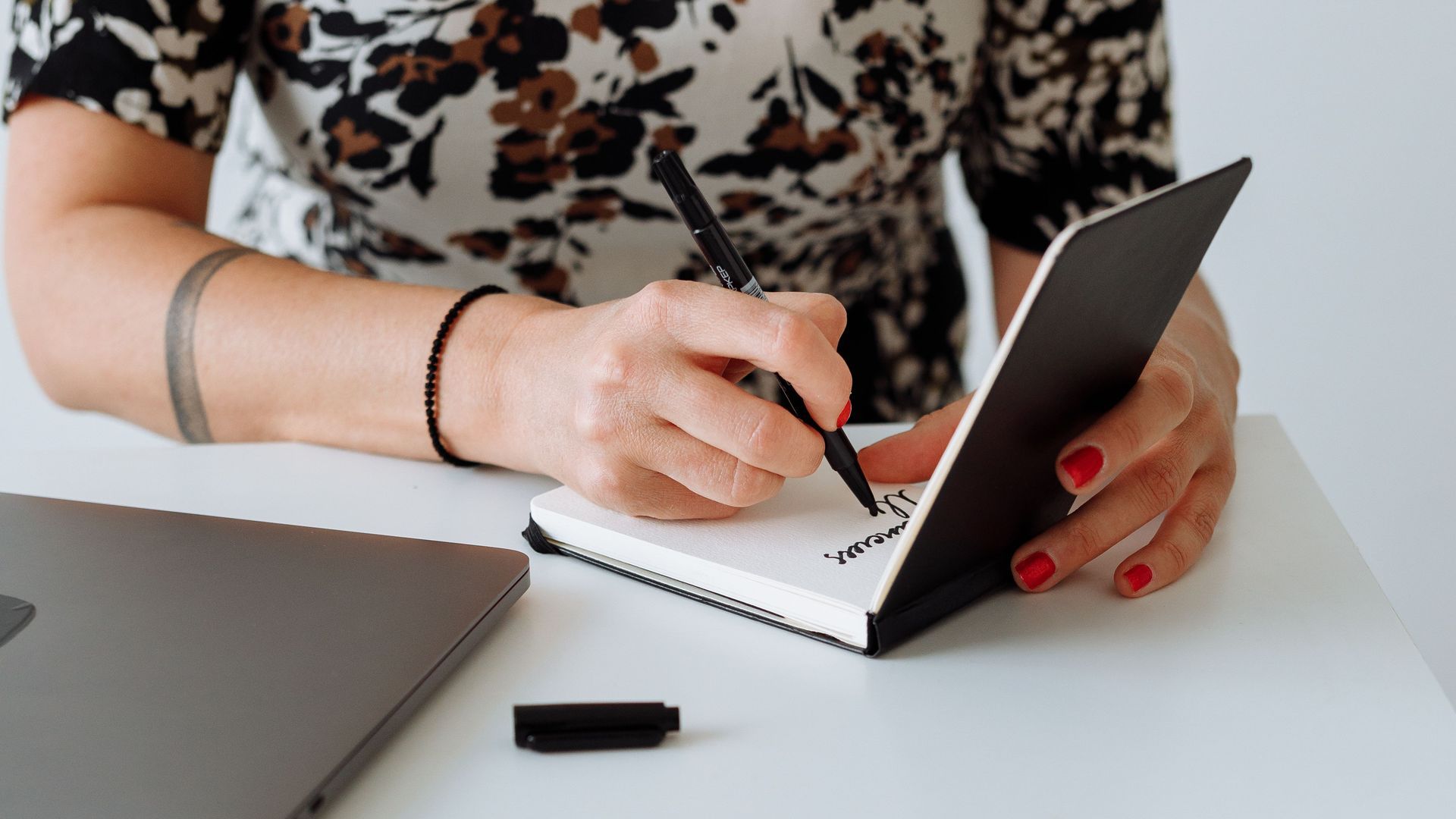 Una mujer escribiendo a mano Una mujer escribiendo a mano