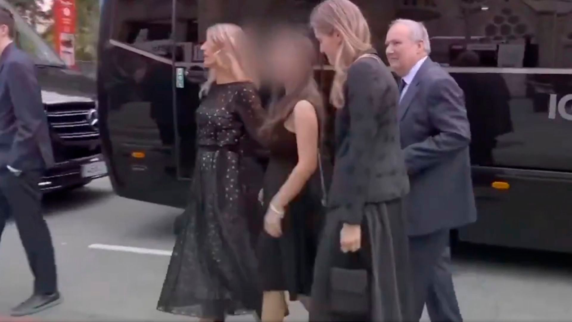 Yolanda Díaz y su hija Carmela, junto a Sara Aagesen llegando a la Sagrada Familia