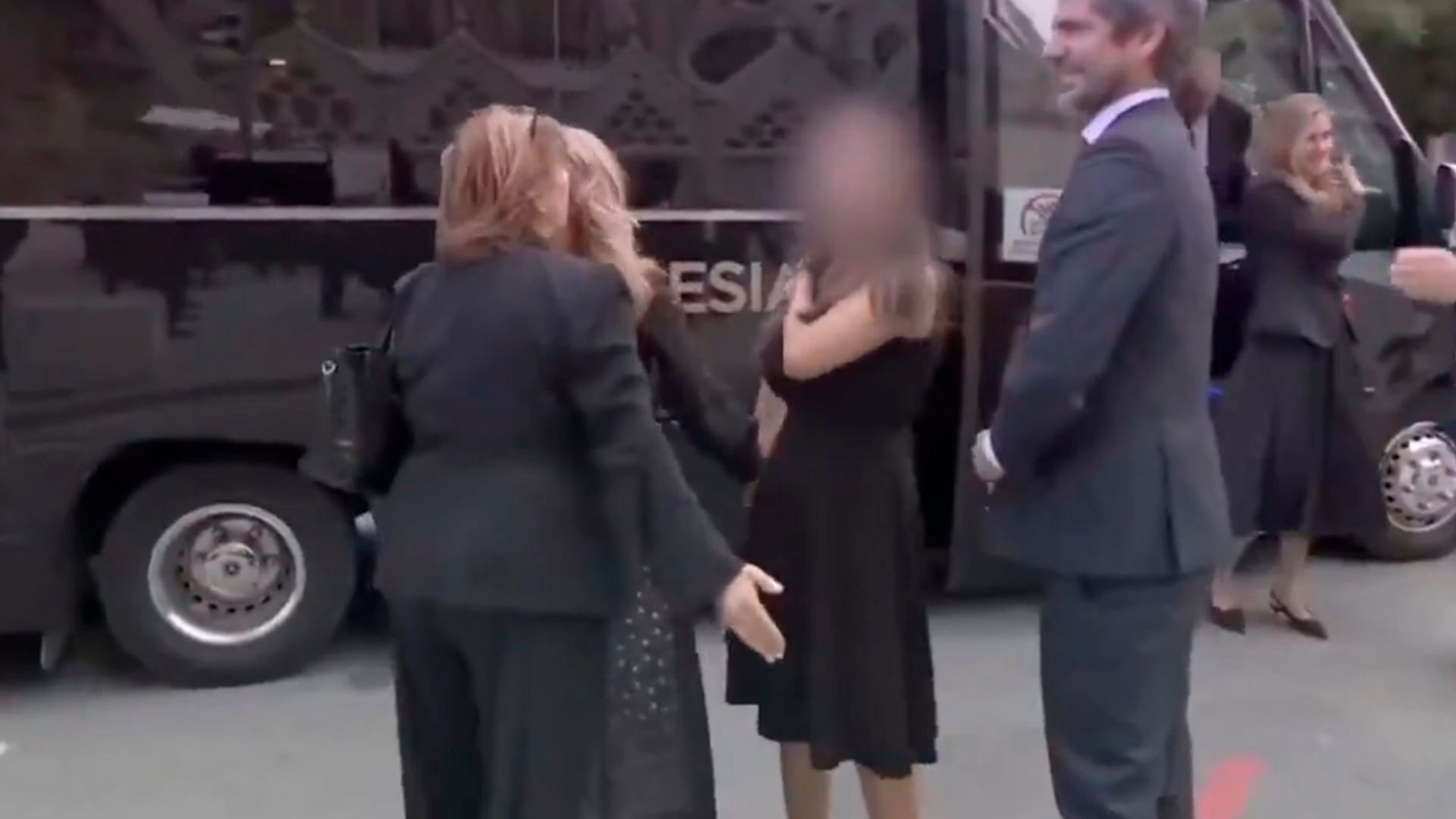 Yolanda Díaz y su hija Carmela saludan a su llegada a la Sagrada Familia por la misa del papa León XIV en homenaje a Antonio Gaudí