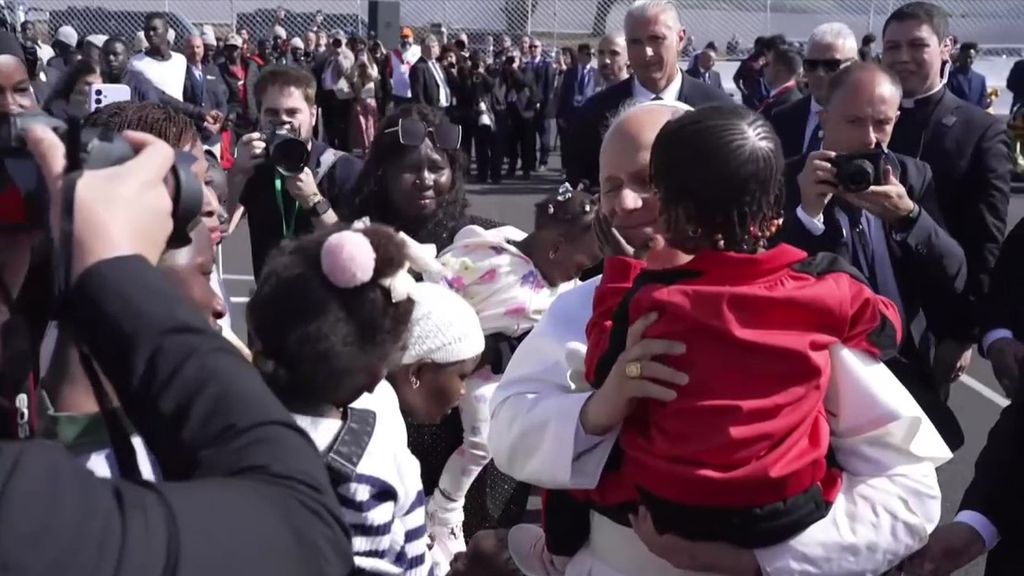 El tierno momento en el que el papa León XIV coge en brazos y abraza a un niño en el centro de migrantes Las Raíces de Tenerife