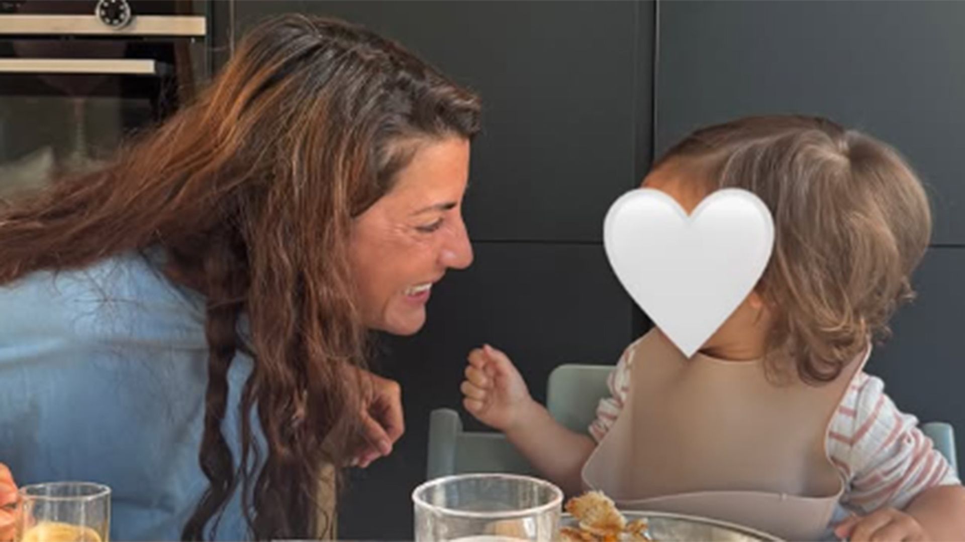 Alba y su hija Aria Alba y su hija Aria