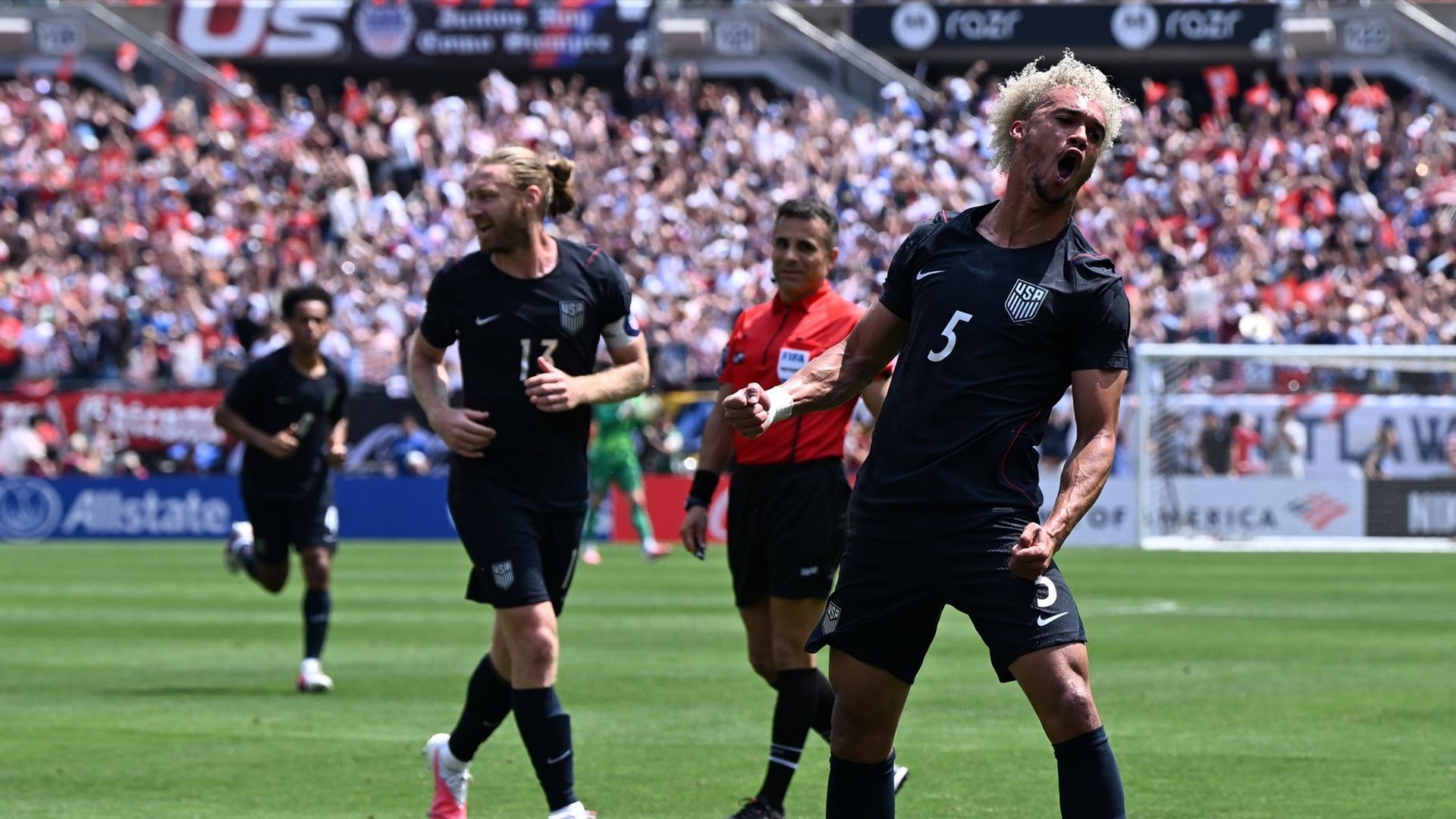Antonee Robinson celebrando un gol de Estados Unidos