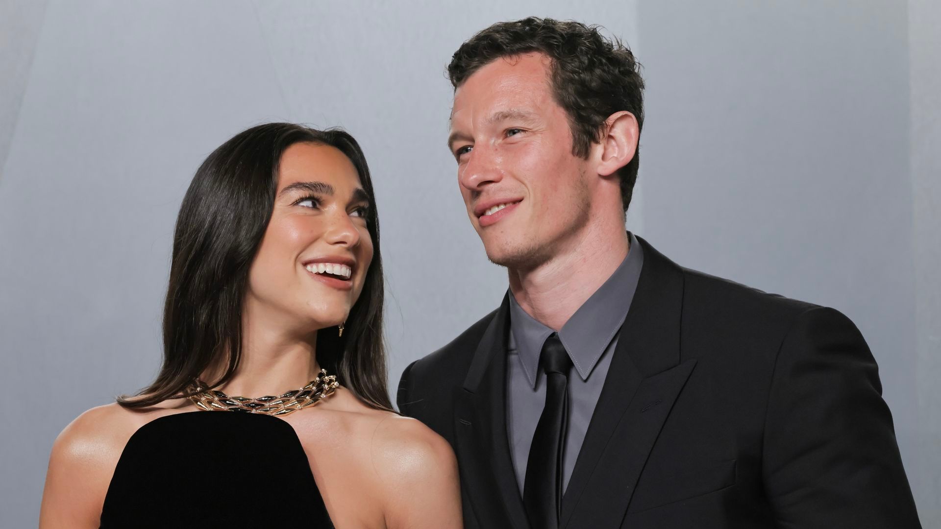 Callum Turner y Dua Lipa