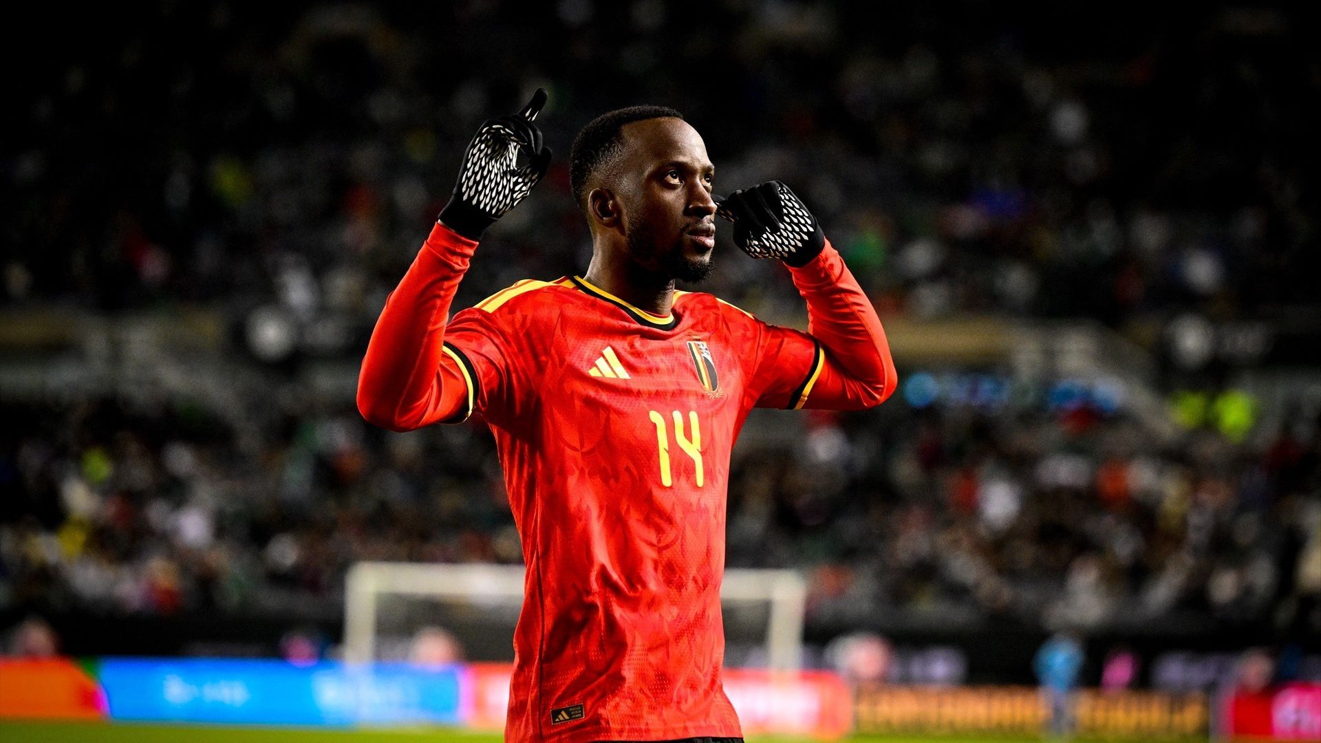 Dodi Lukébakio celebrando un gol con la selección de Bélgica