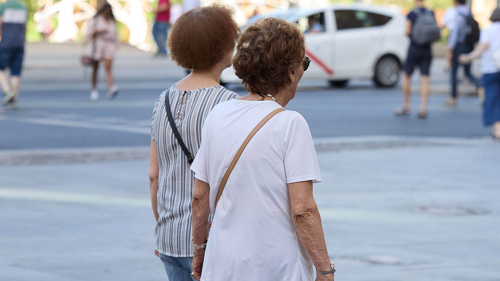 Dos señoras mayores caminando por la calle en Madrid en una foto de archivo
