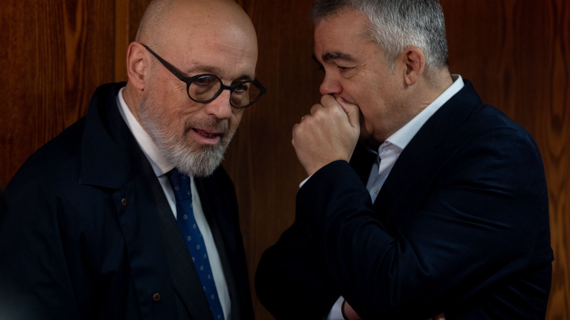 El ex secretario de Organización del PSOE Santos Cerdán (d) conversa con el abogado Jacobo Teijelo (i)
