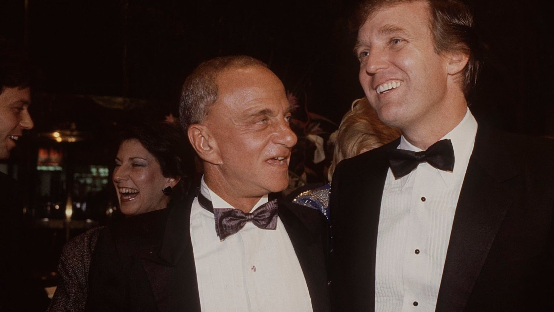 El joven Donald Trump, junto al abogado Roy Cohn