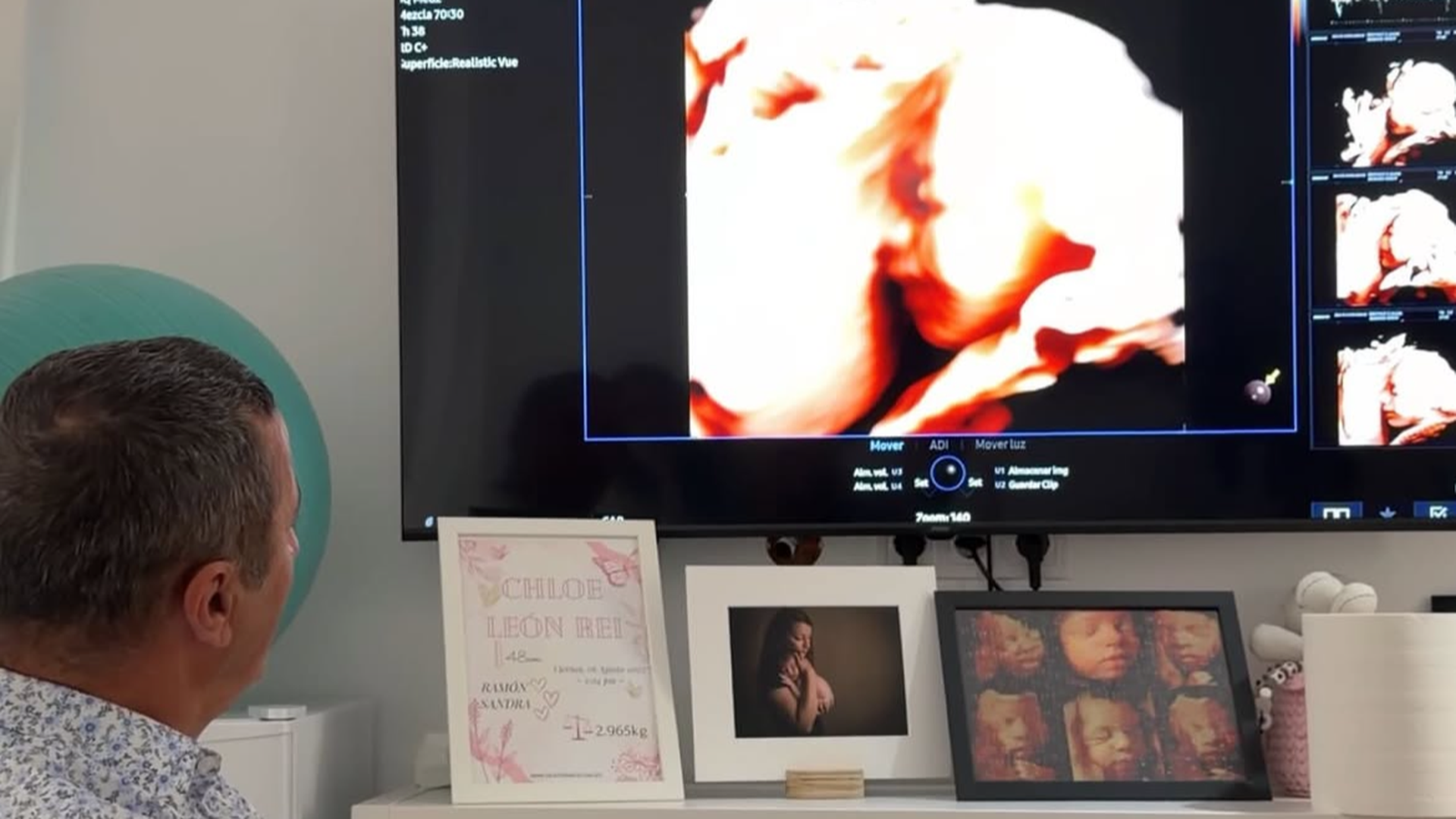El padre de Claudia viendo a su nieta