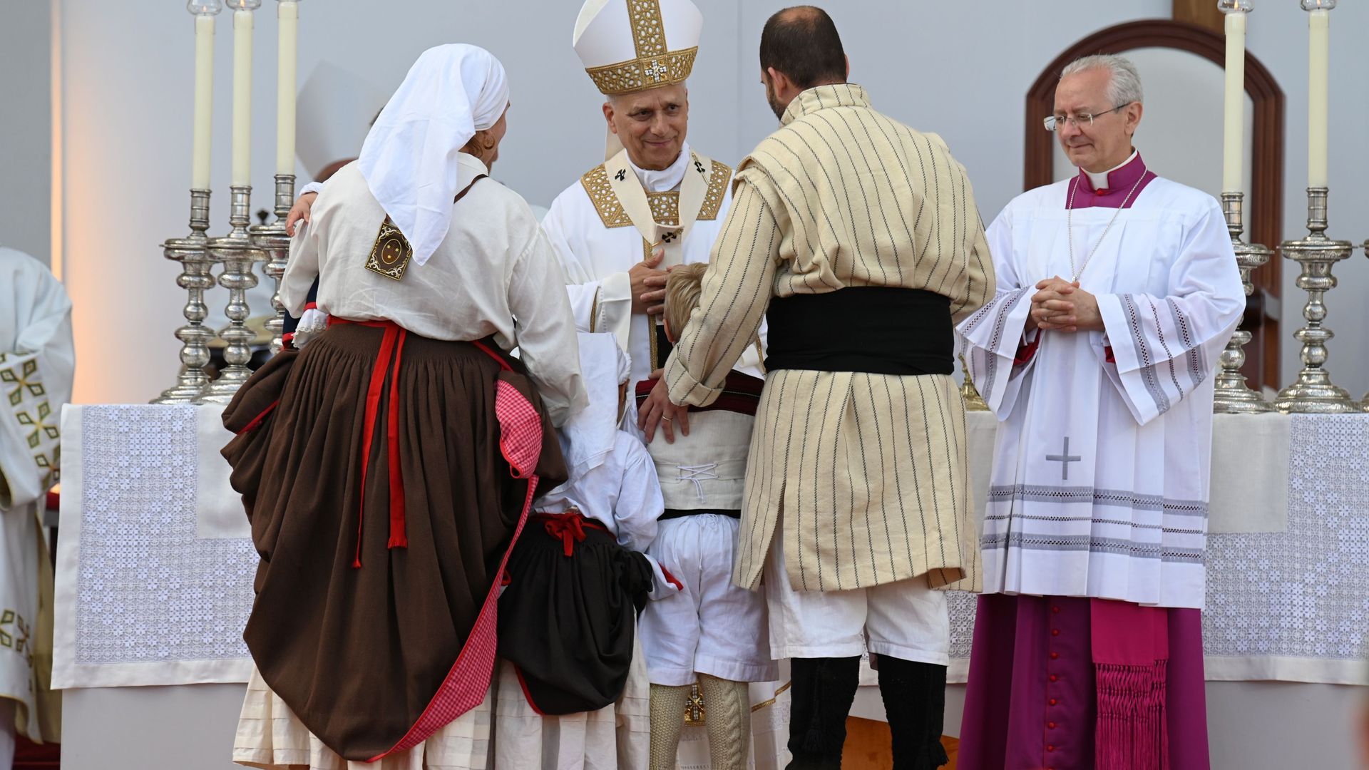 El papa cierra en Tenerife su visita a España para predicar la prioridad humana