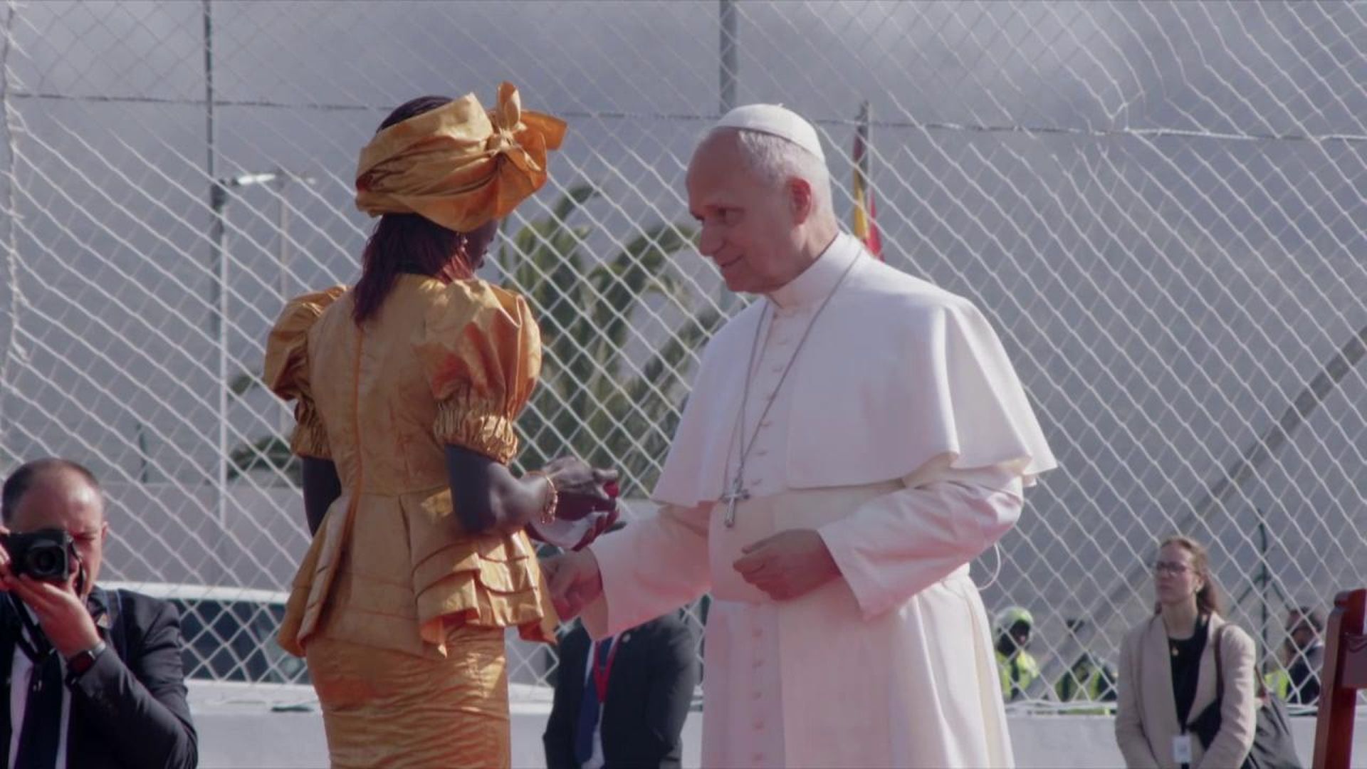 El papa León XIV saludando a una mujer en el centro de acogida de migrantes de Las Raíces