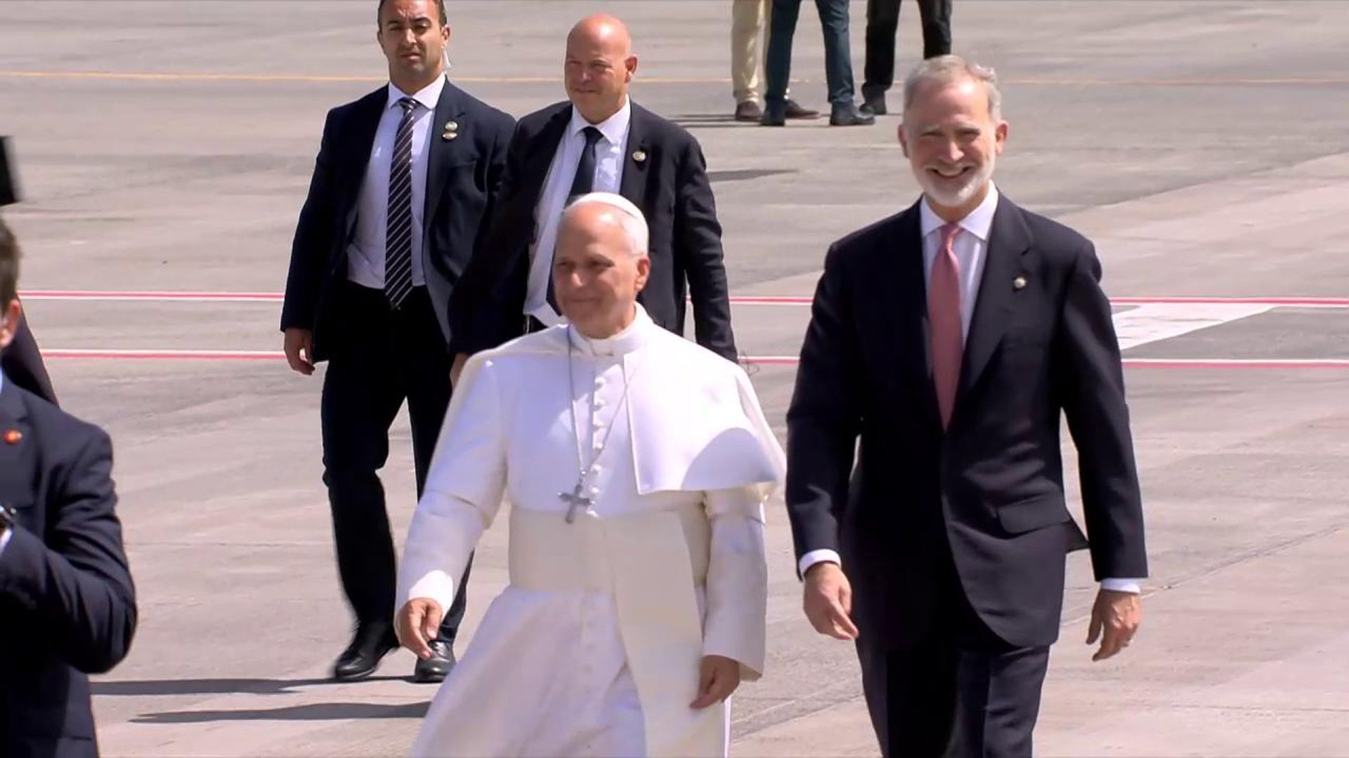 La visita del papa León XIV a España, en directo: el pontífice baja del avión que le llevaba a Roma por una incidencia técnica y sigue en el aeropuerto de Tenerife