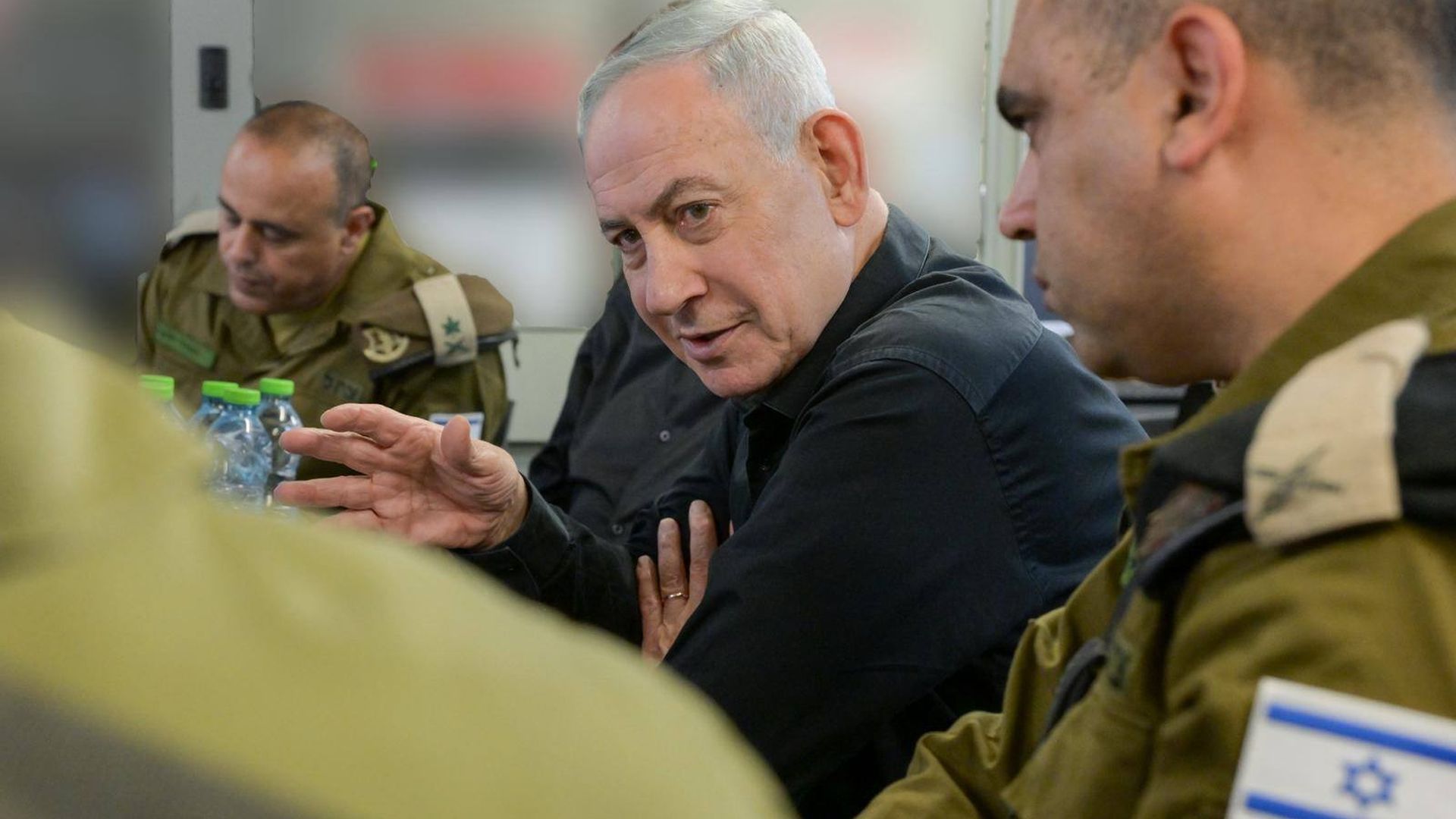 El primer ministro de Israel, Benjamin Natanyahu, rodeado de militares del ejército israelí El primer ministro de Israel, Benjamin Natanyahu, rodeado de militares del ejército israelí