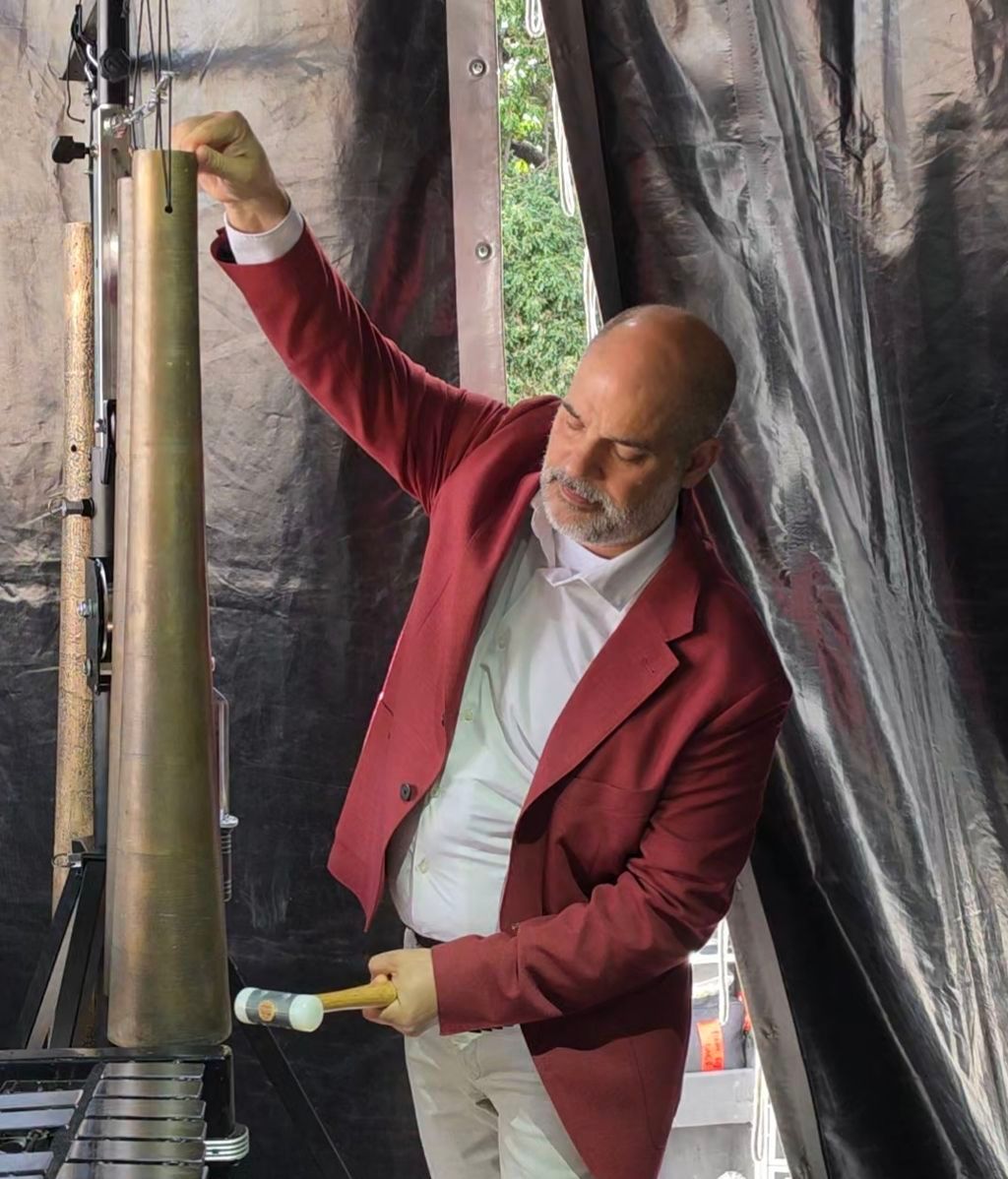 Galdric Santana, con una de las campanas reconstruidas