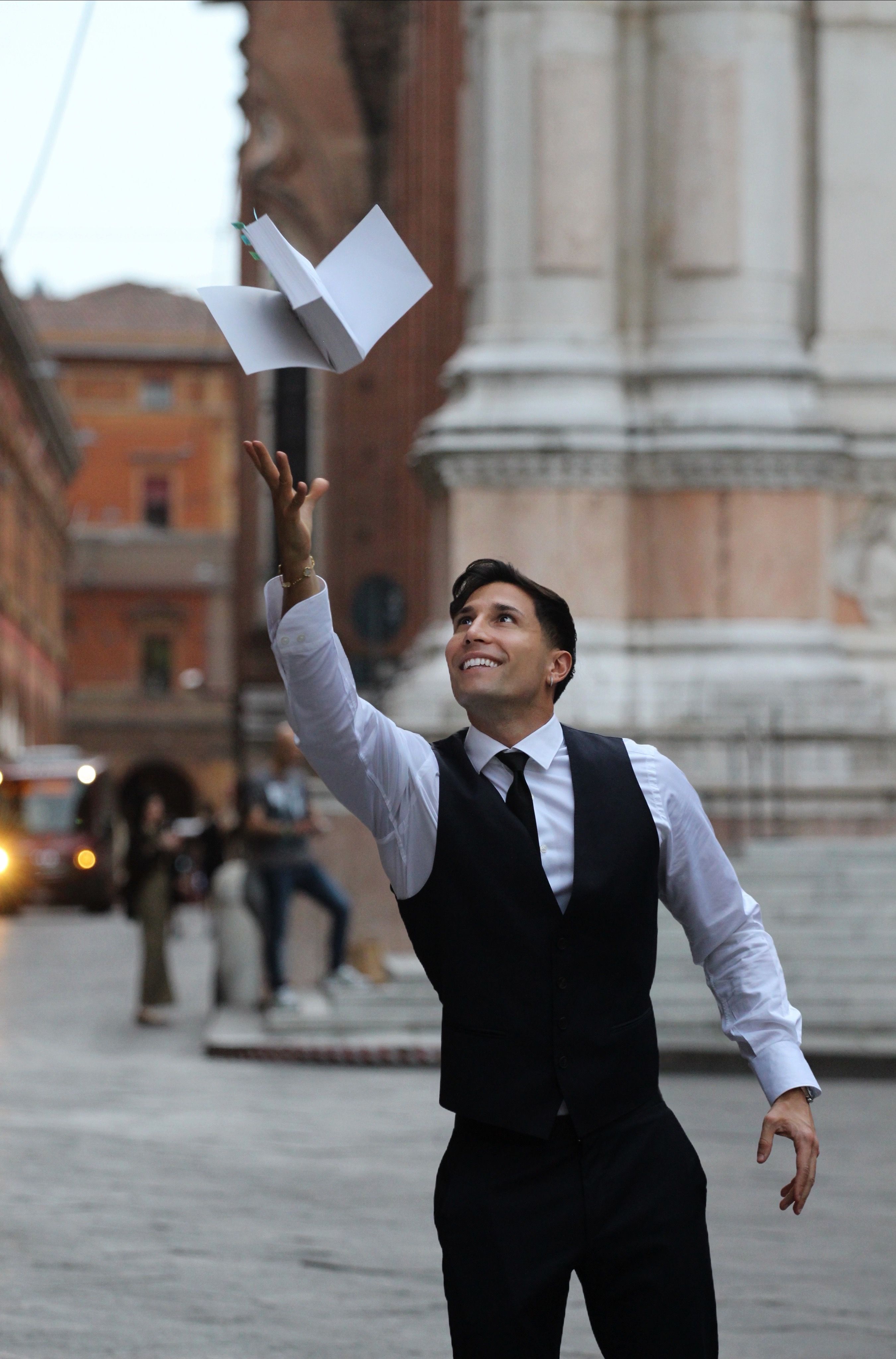 Gianmarco celebrando su licenciatura en Derecho