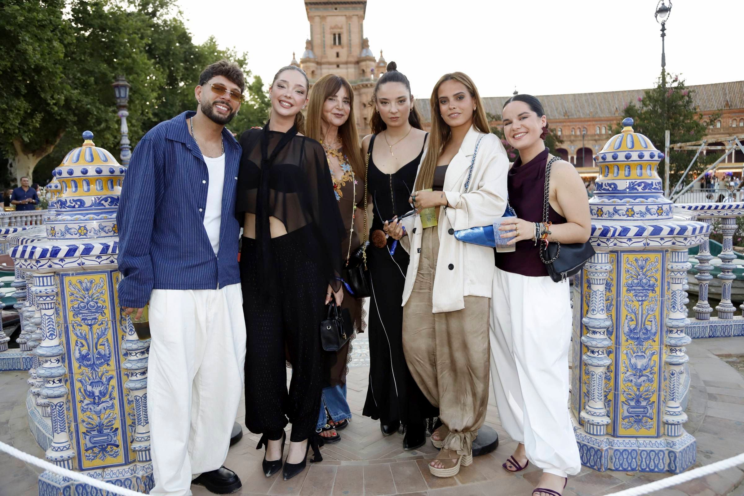 Gloria Camila Ortega, su novio Álvaro y unas amigas en el concierto de Lola Índigo