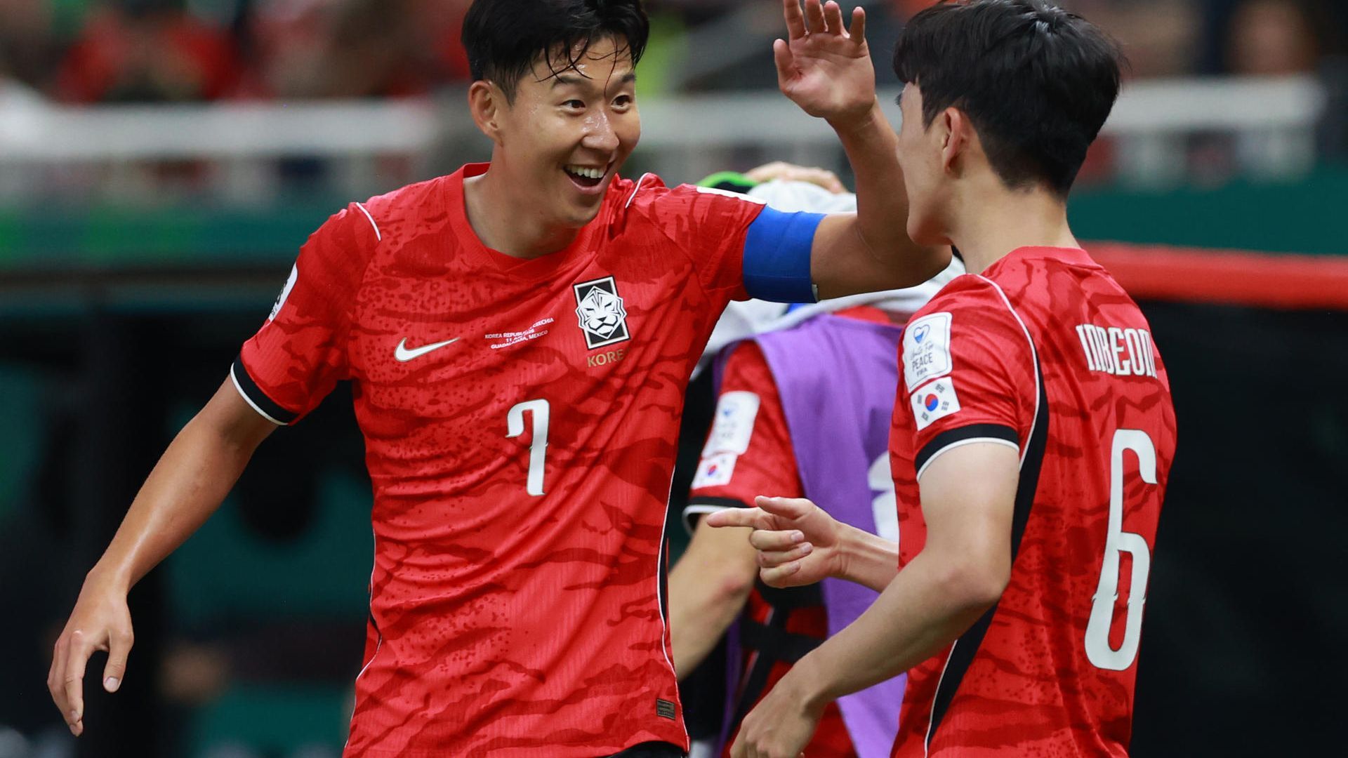 Heung-Min Son e In-beom Hwang celebran un gol de Corea del Sur Heung-Min Son e In-beom Hwang celebran un gol de Corea del Sur