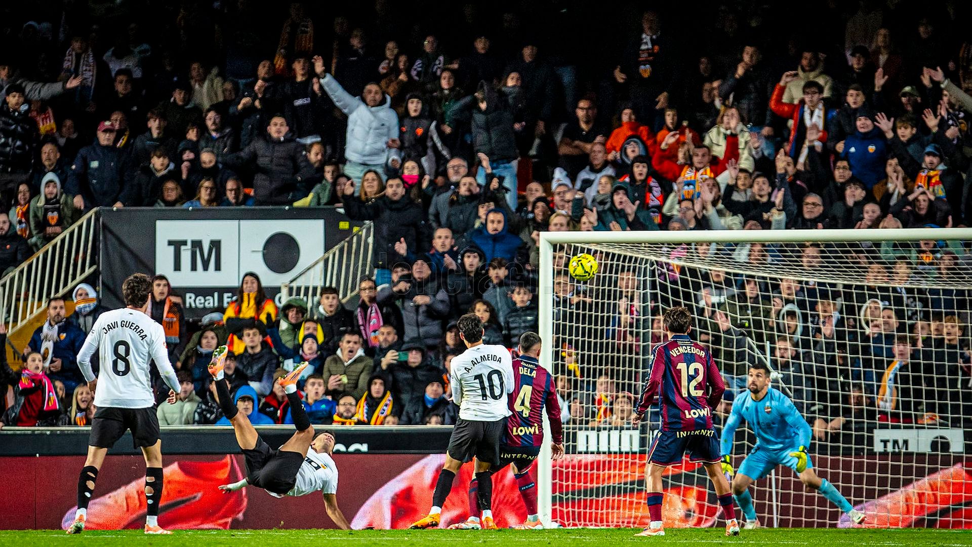 Hugo Duro marca de chilena ante el Levante UD