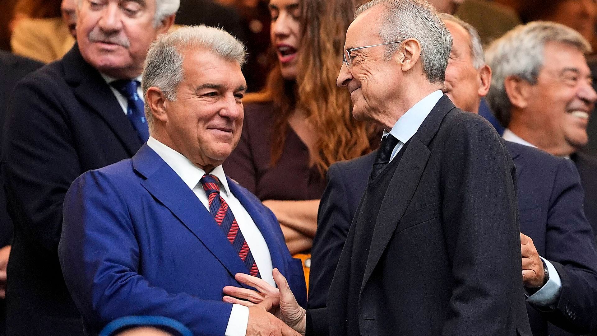 Joan Laporta saluda a Florentino Pérez en un Barcelona - Real Madrid Joan Laporta saluda a Florentino Pérez en un Barcelona - Real Madrid