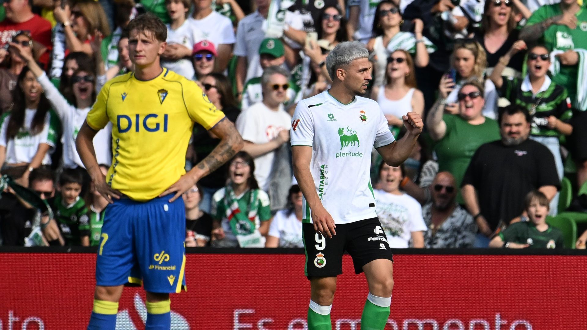 Juan Carlos Arana celebra uno de sus goles en el Racing-Cádiz