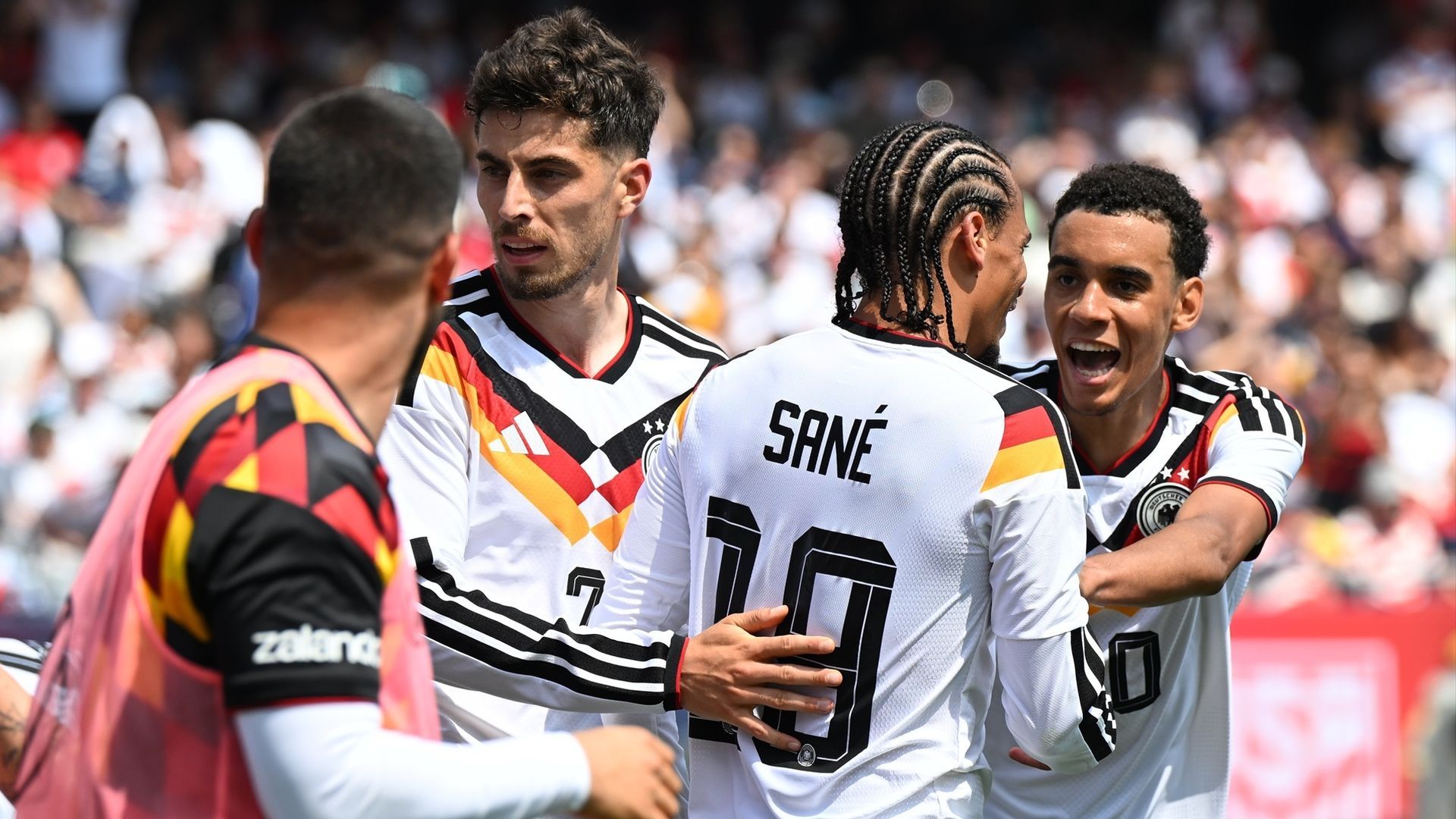 Jugadores de Alemania celebrando un gol en un amistoso