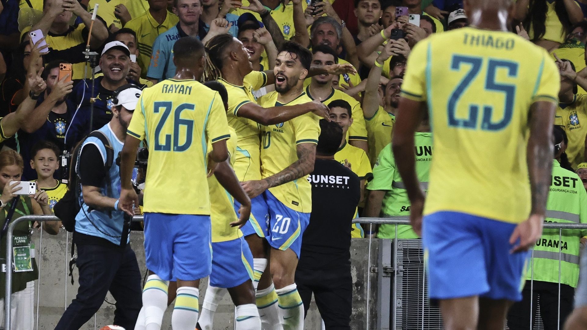 Jugadores de Brasil celebrando un gol en un amistoso