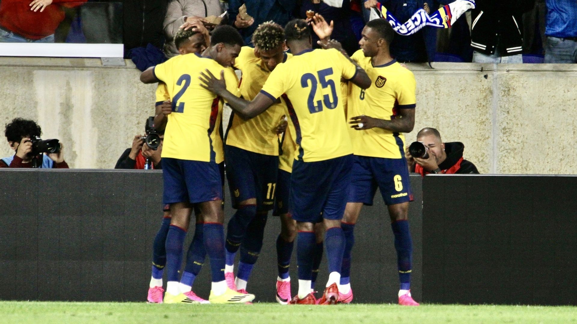 Jugadores de Ecuador celebrando un gol en un amistoso