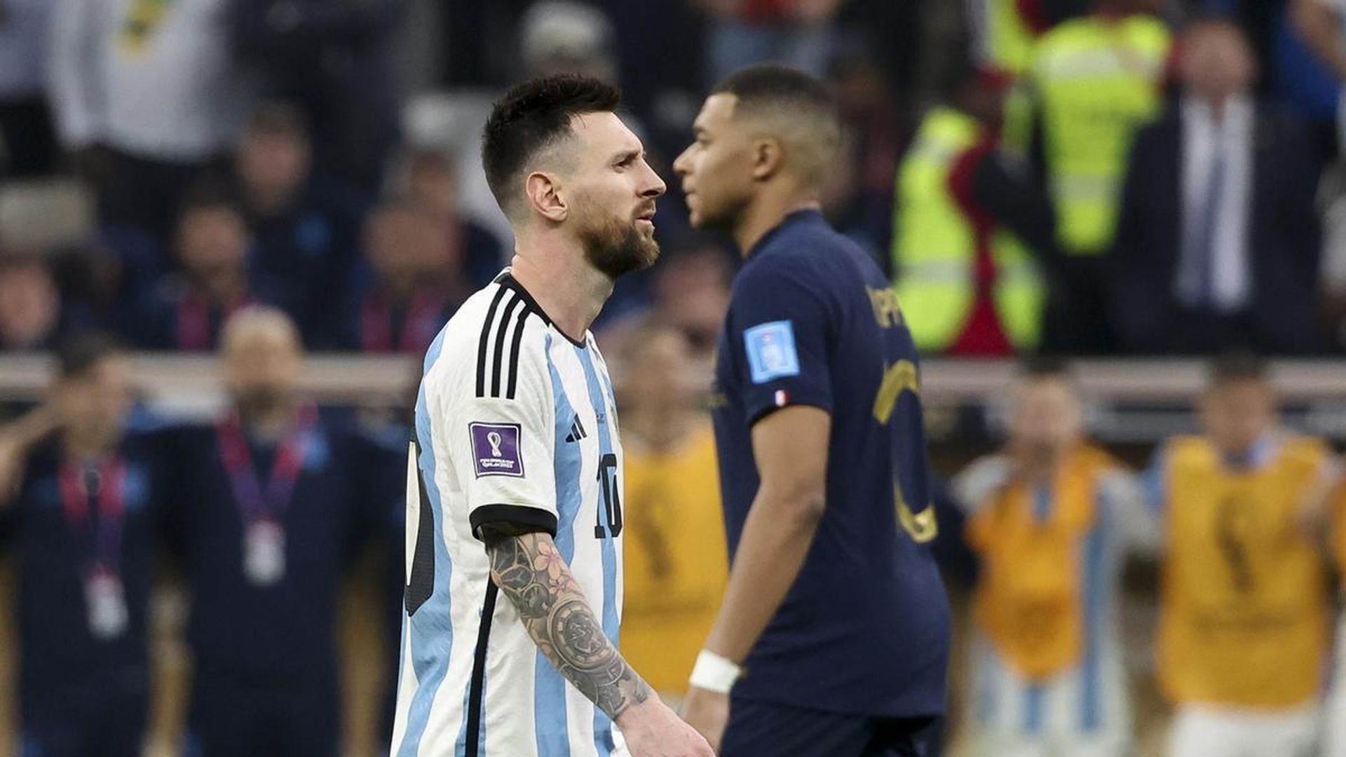 Leo Messi, con Kylian Mbappé de fondo en la final del Mundial 2022