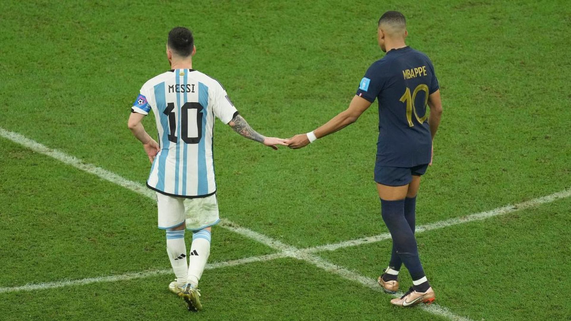 Leo Messi y Kylian Mbappé se saludan en la final del Mundial 2022 Leo Messi y Kylian Mbappé se saludan en la final del Mundial 2022