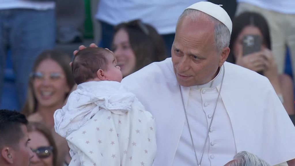 León XIV, el 'papa de los bebés', dice adiós a España dejando una huella de cercanía: "Más que saltarse el protocolo, improvisa"