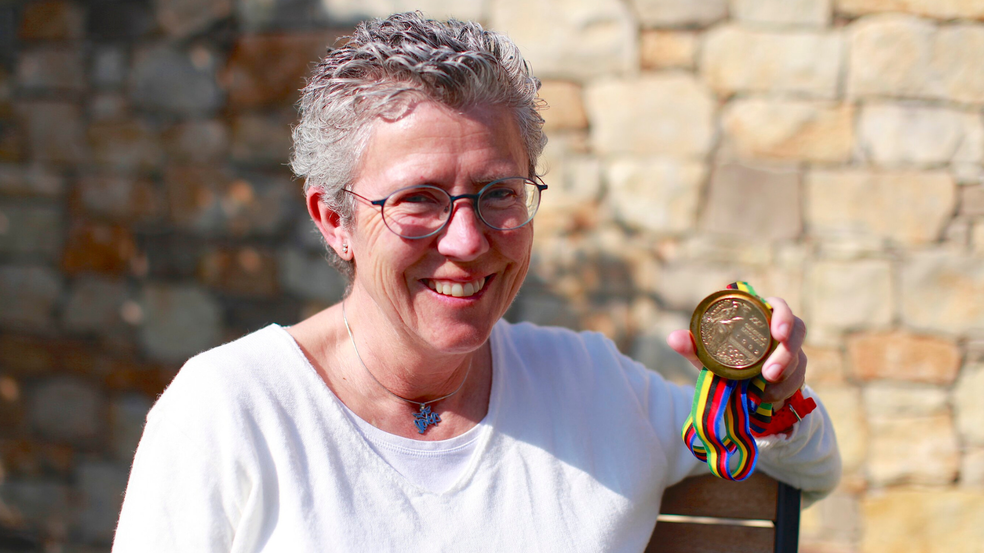 Maribel Martínez de Murguía, autora de 'Los 4 juegos', posa con su medalla olímpica de Barcelona 92 Maribel Martínez de Murguía, autora de 'Los 4 juegos', posa con su medalla olímpica de Barcelona 92