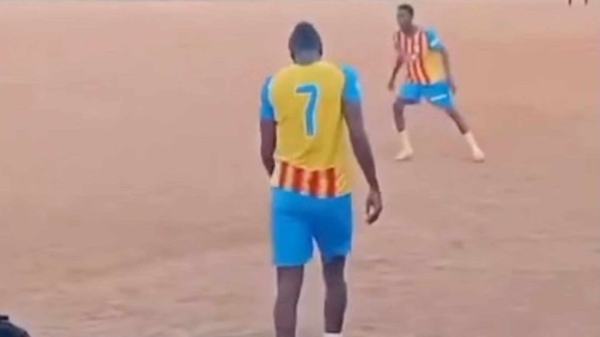 Sadiq jugando al fútbol en Nigeria
