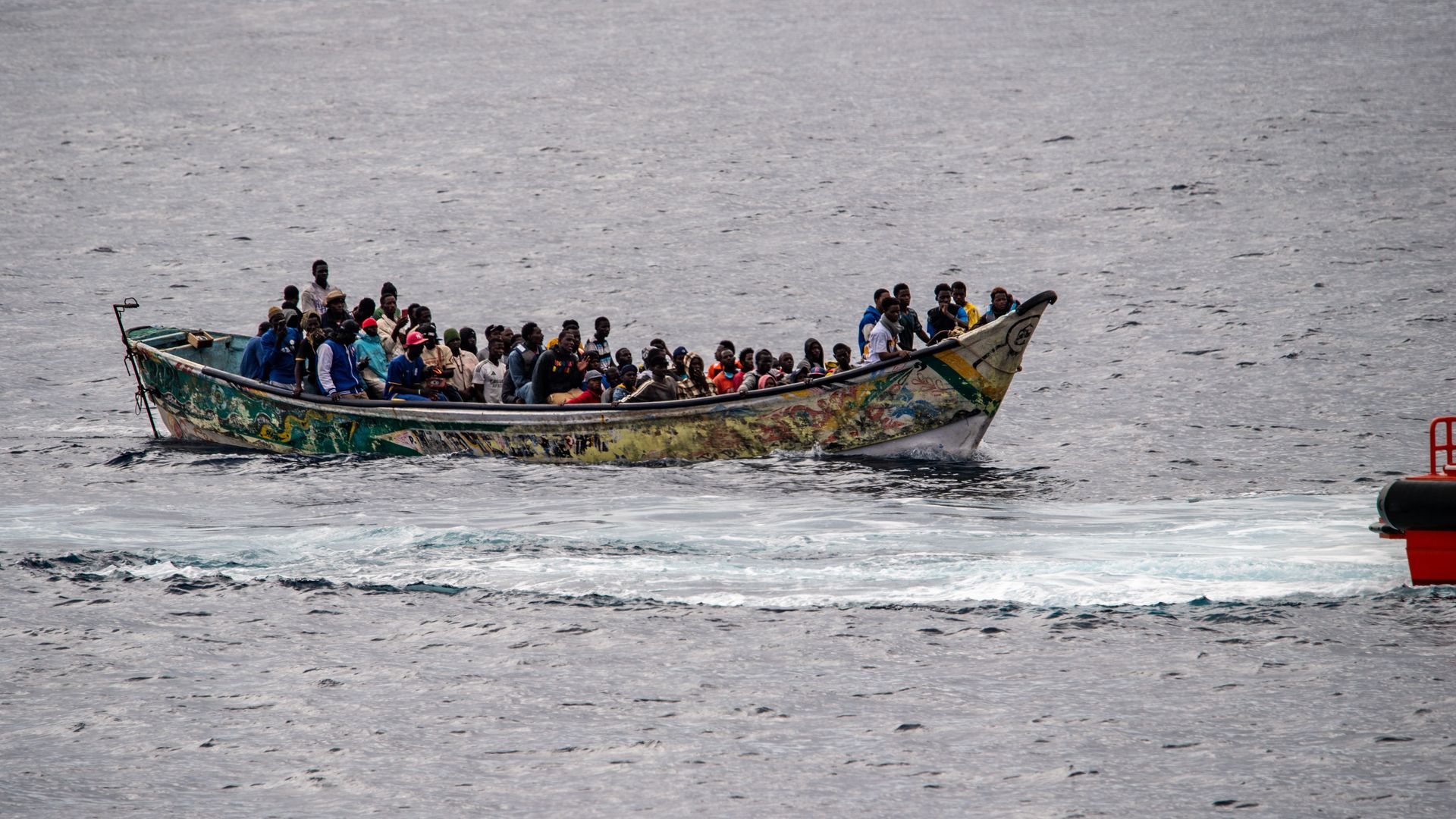 Un cayuco con 73 personas, antes de llegar al muelle de La Restinga, a 24 de octubre de 2025, en la isla de El Hierro