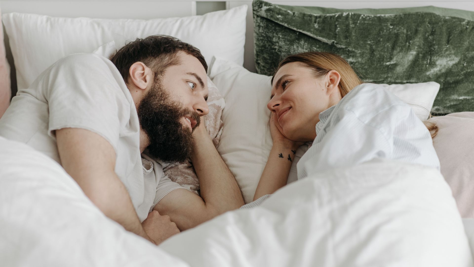 Una pareja en la cama Una pareja en la cama