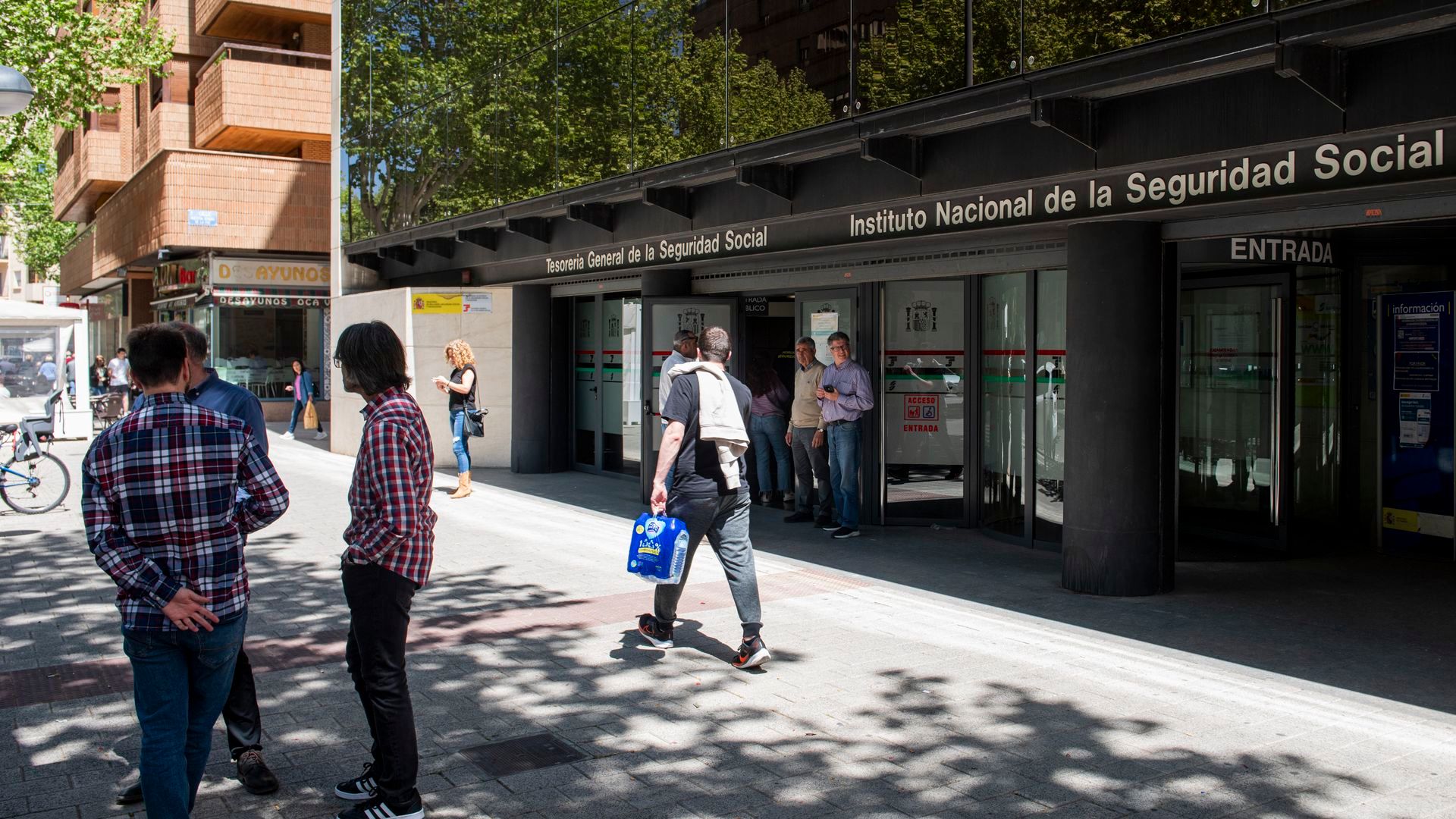 Usuarios en una oficina de la Seguridad Social en Albacete Usuarios en una oficina de la Seguridad Social en Albacete